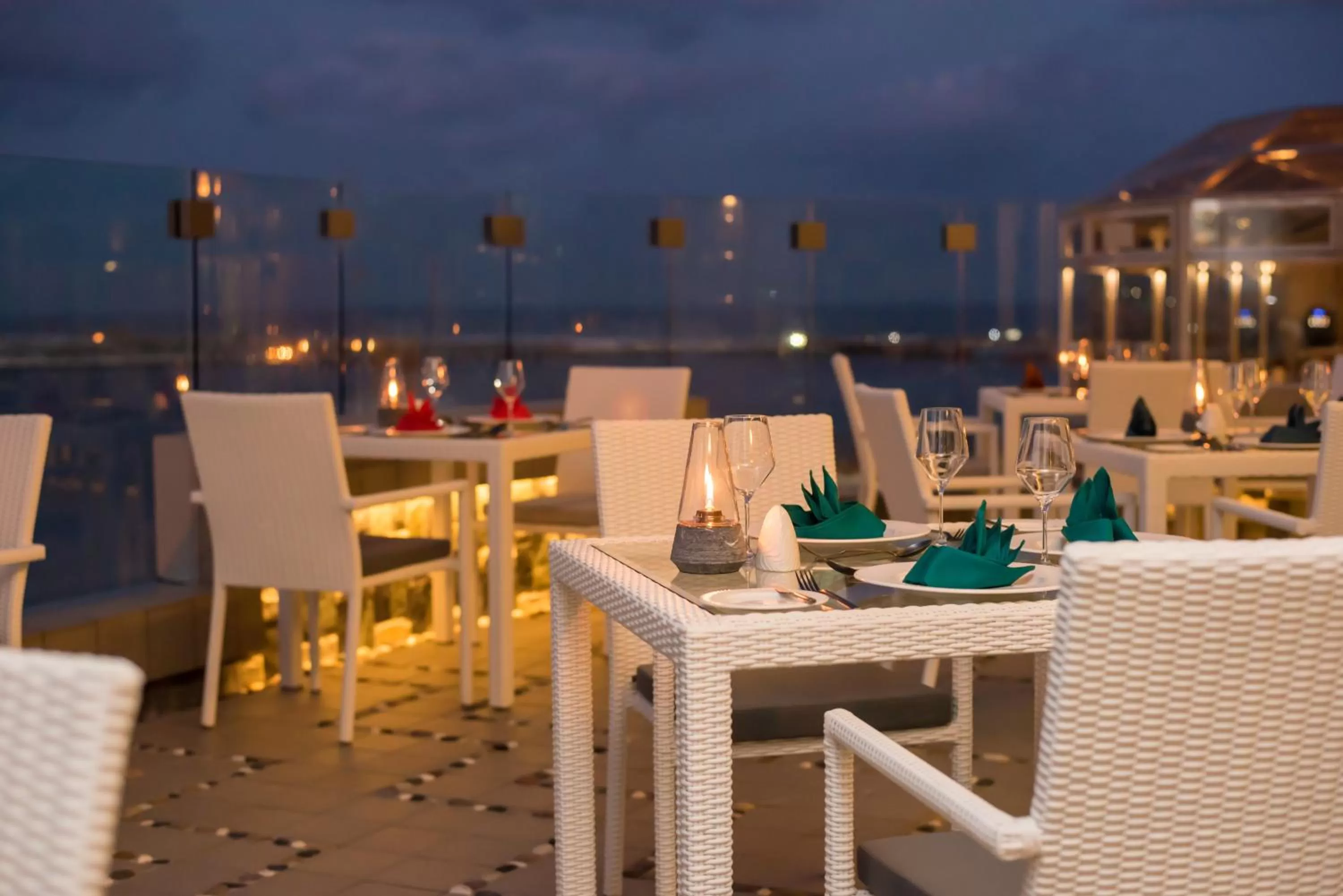 Restaurant/places to eat in Samann Grand