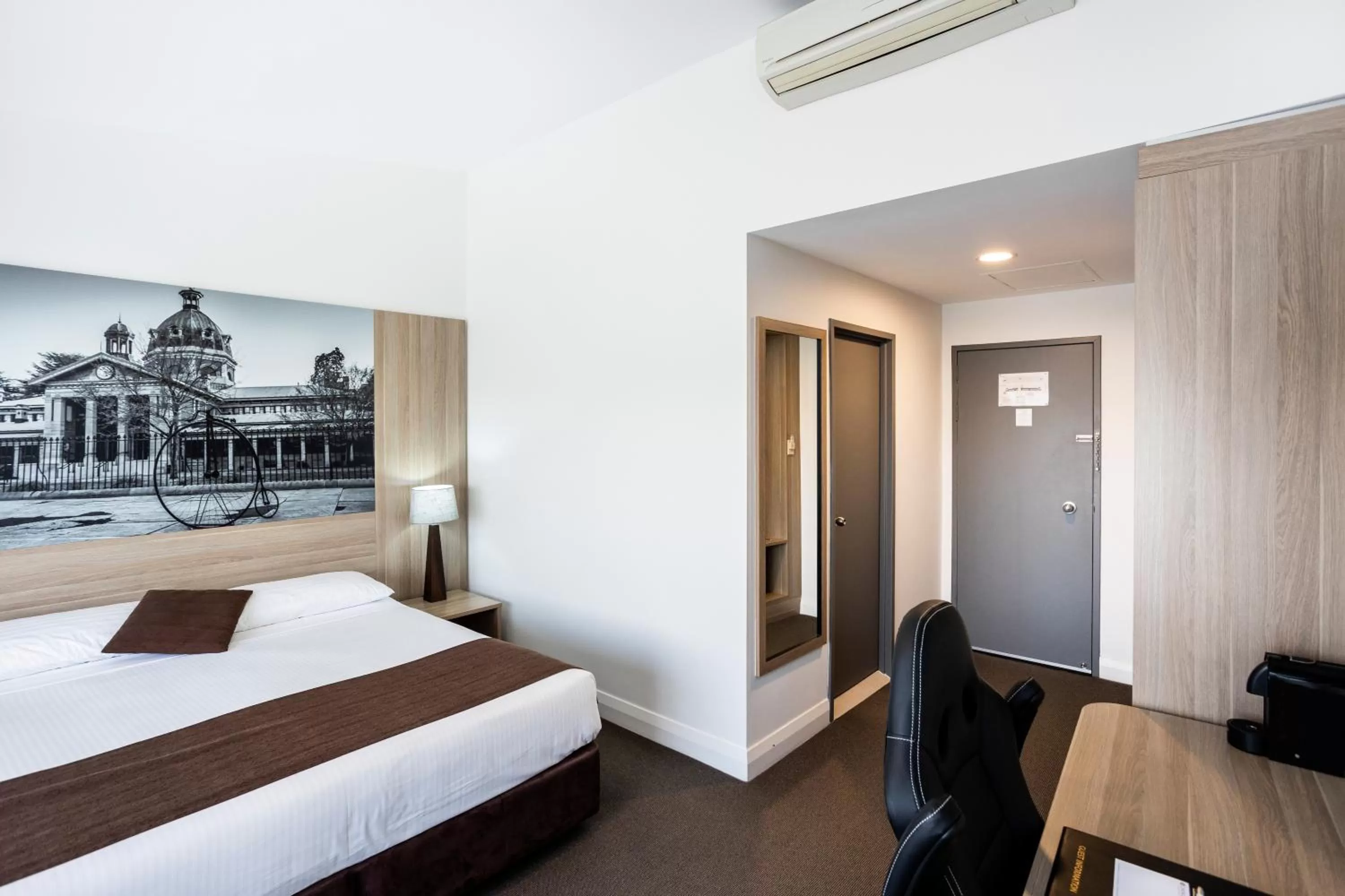 Bedroom, Bed in Mantra Bathurst