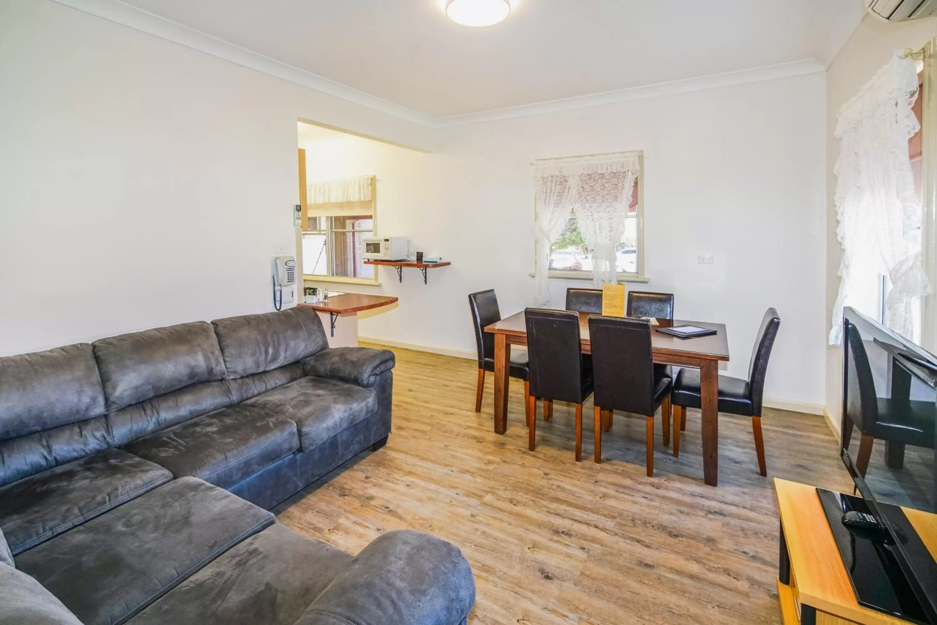 Dining area in Black Gold Motel
