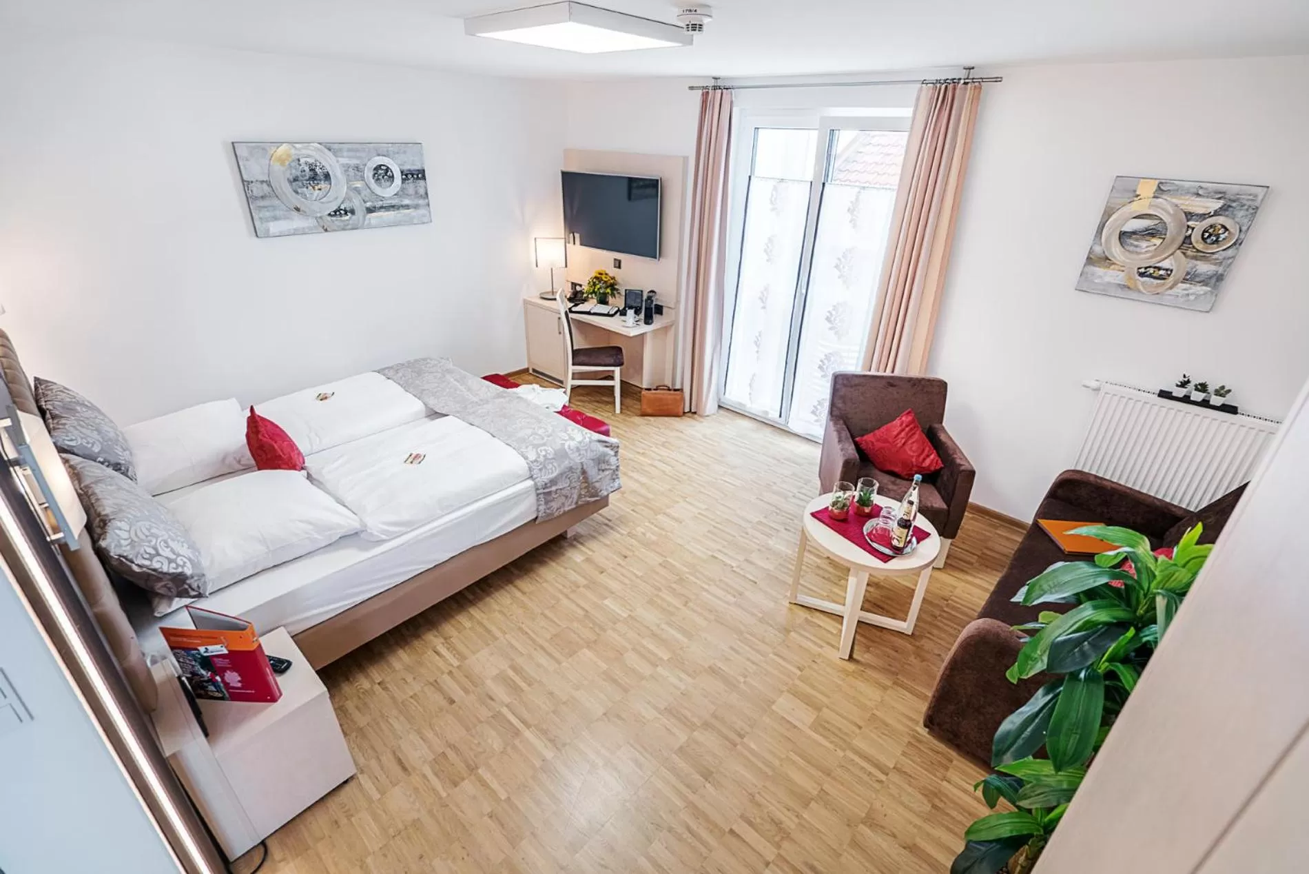 Photo of the whole room, Bed in Hotel Rappen Rothenburg ob der Tauber