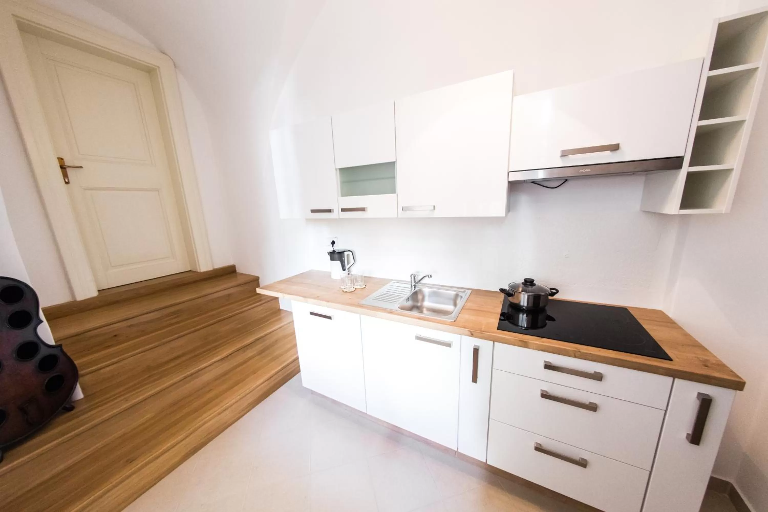 Coffee/tea facilities in Three Golden Crowns Apartments