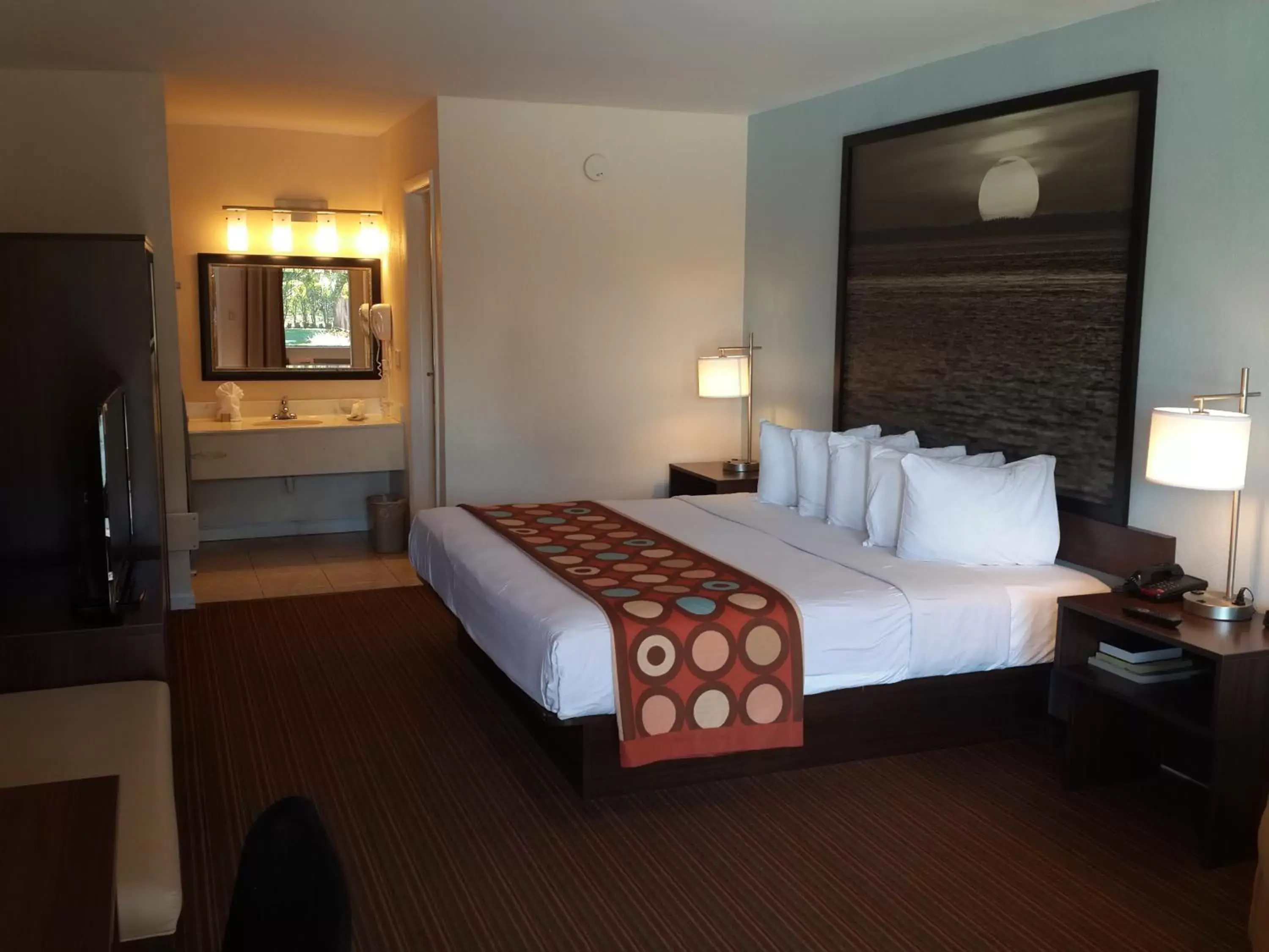 Deluxe King Room with Bath Tub - Mobility/Hearing Accessible - Non-Smoking in Super 8 by Wyndham Florida City/Homestead/Everglades Deluxe King Room with Bath Tub - Mobility/Hearing Accessible - Non-Smoking in Super 8 by Wyndham Florida City/Homestead/Everglades