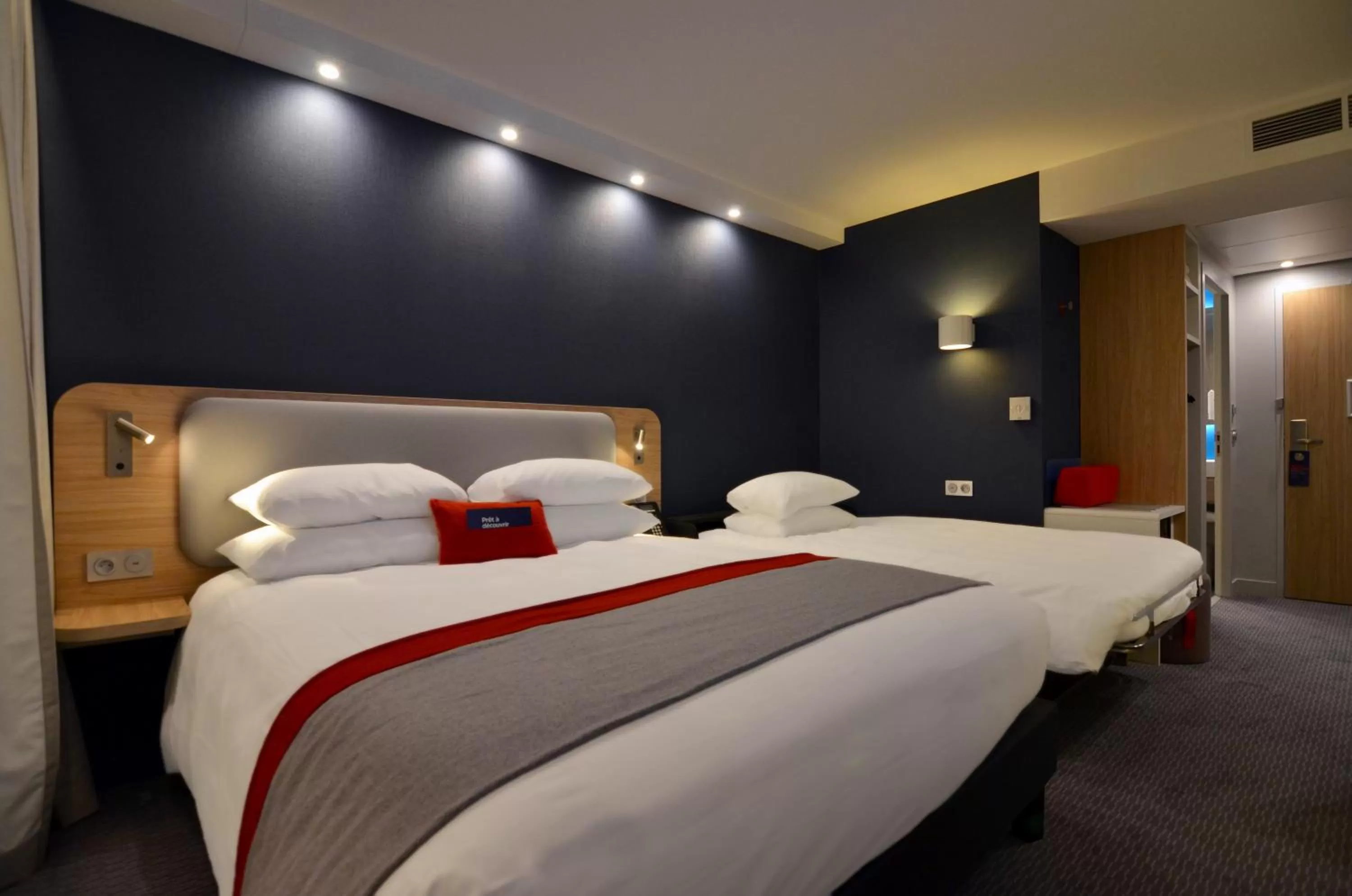 Bed in Holiday Inn Express - Paris - CDG Airport by IHG