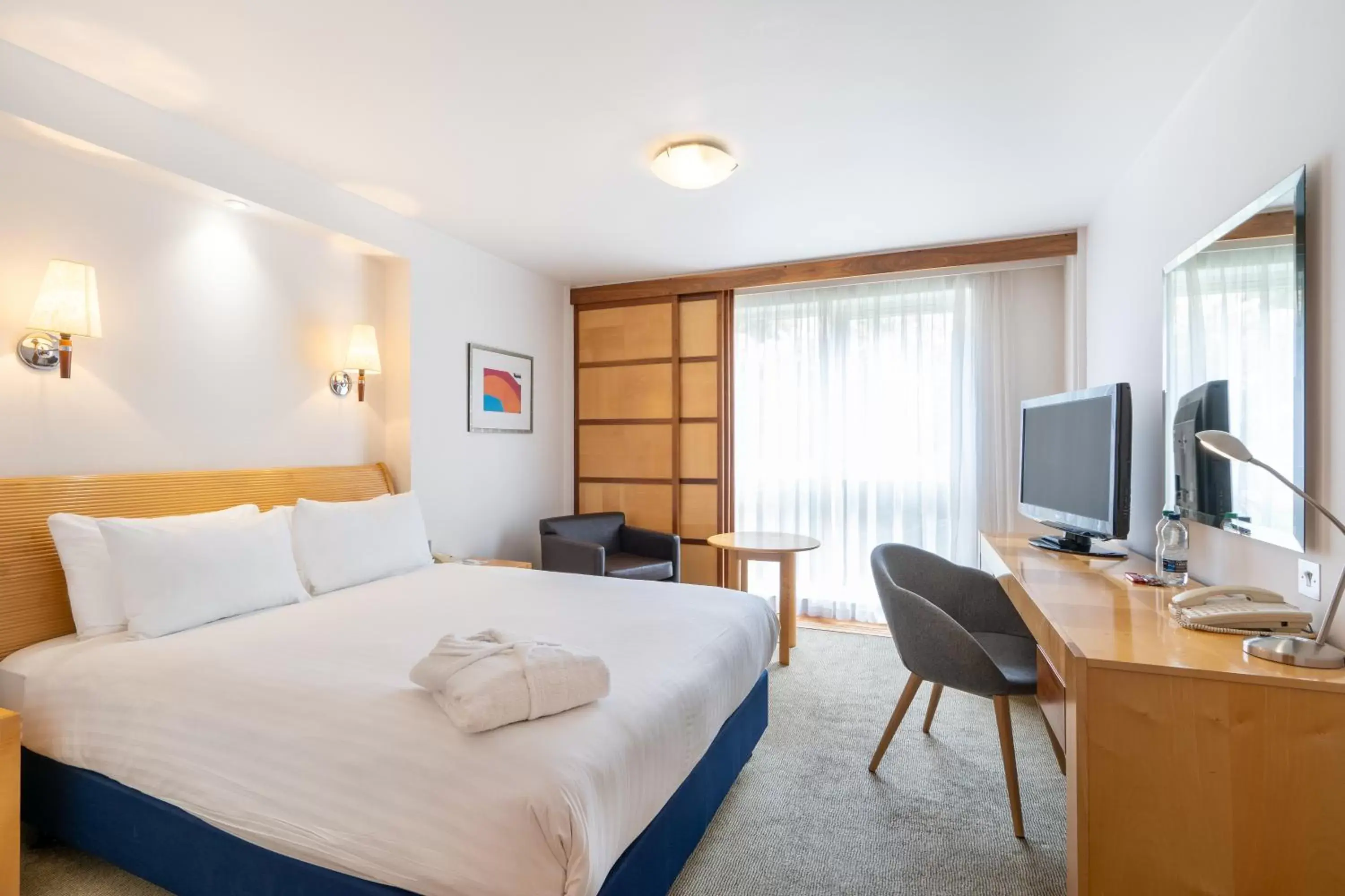 Standard Queen Room in voco Fareham - Solent by IHG Standard Queen Room in voco Fareham - Solent by IHG