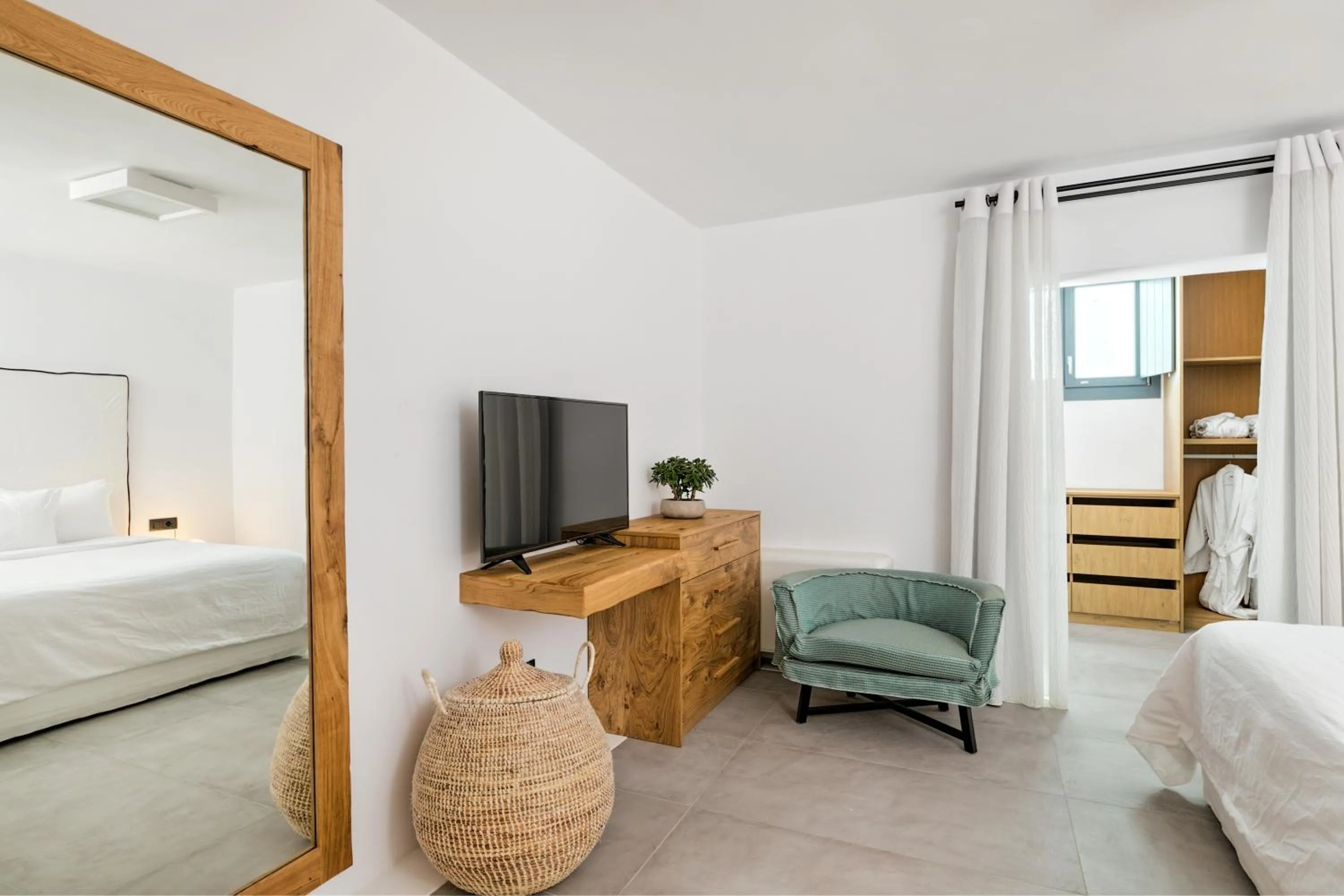 TV and multimedia, Bed in Portes Suites & Villas Mykonos