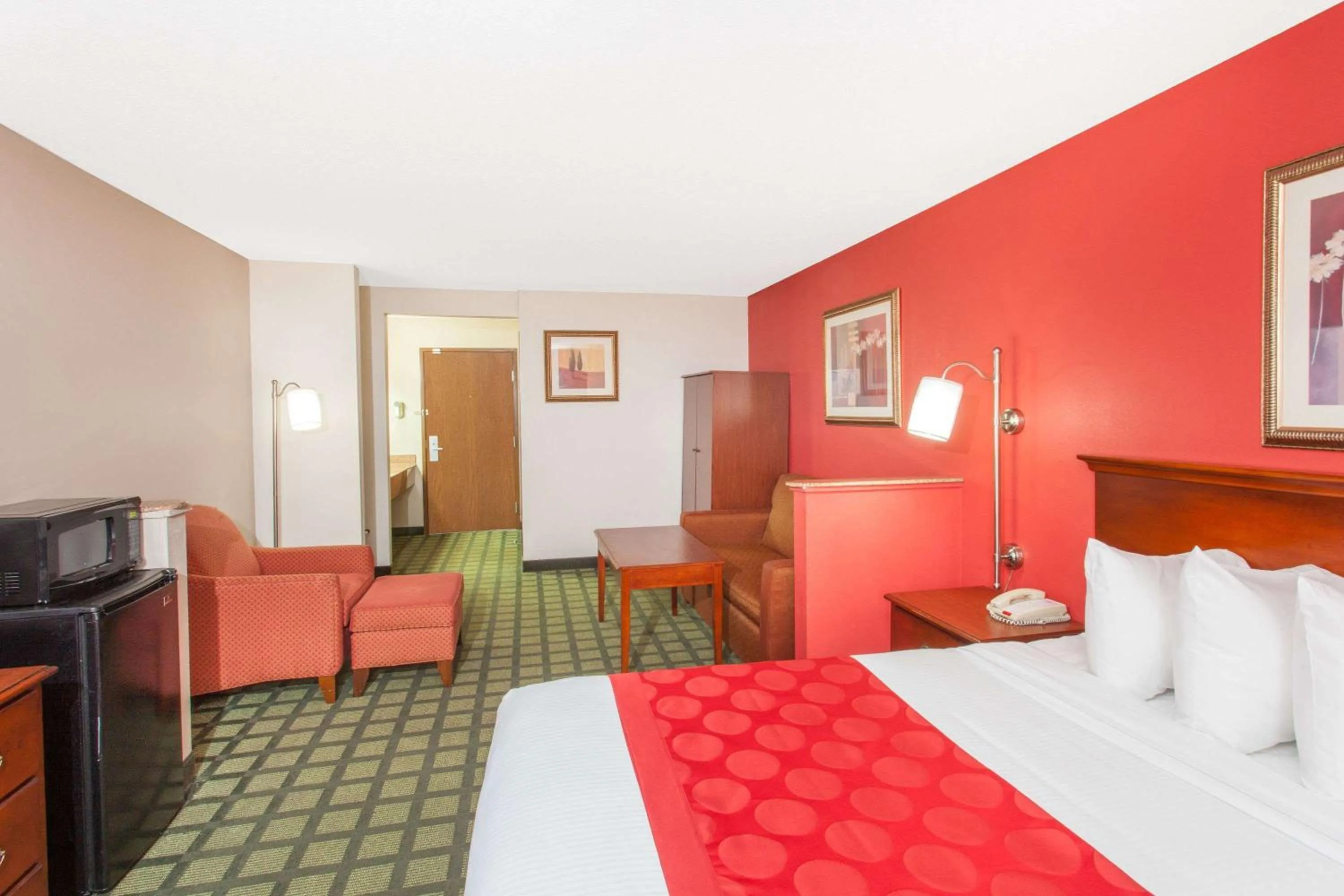 Photo of the whole room, Bed in Ramada Limited Decatur