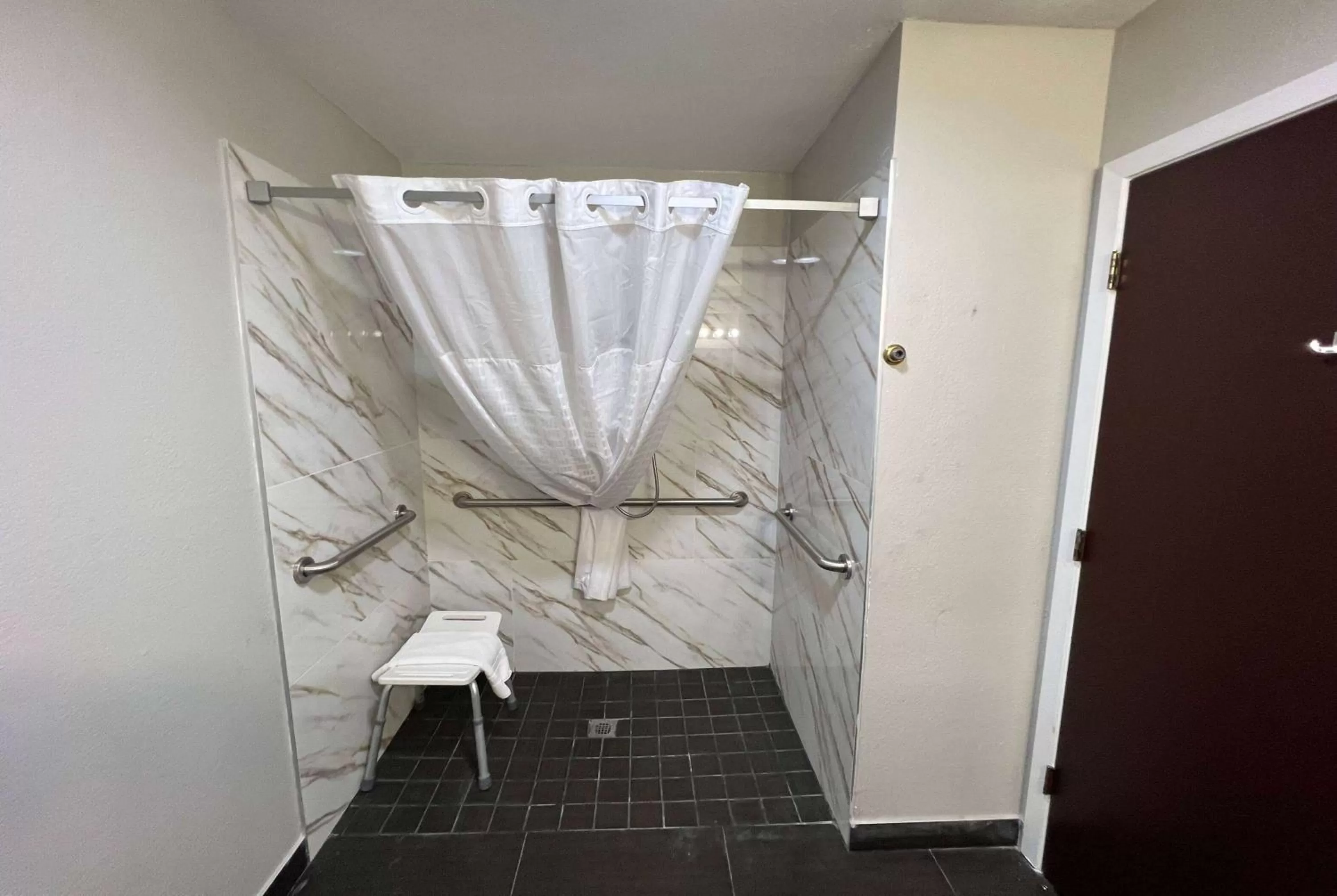 TV and multimedia in Super 8 by Wyndham Lake Charles/Sulphur