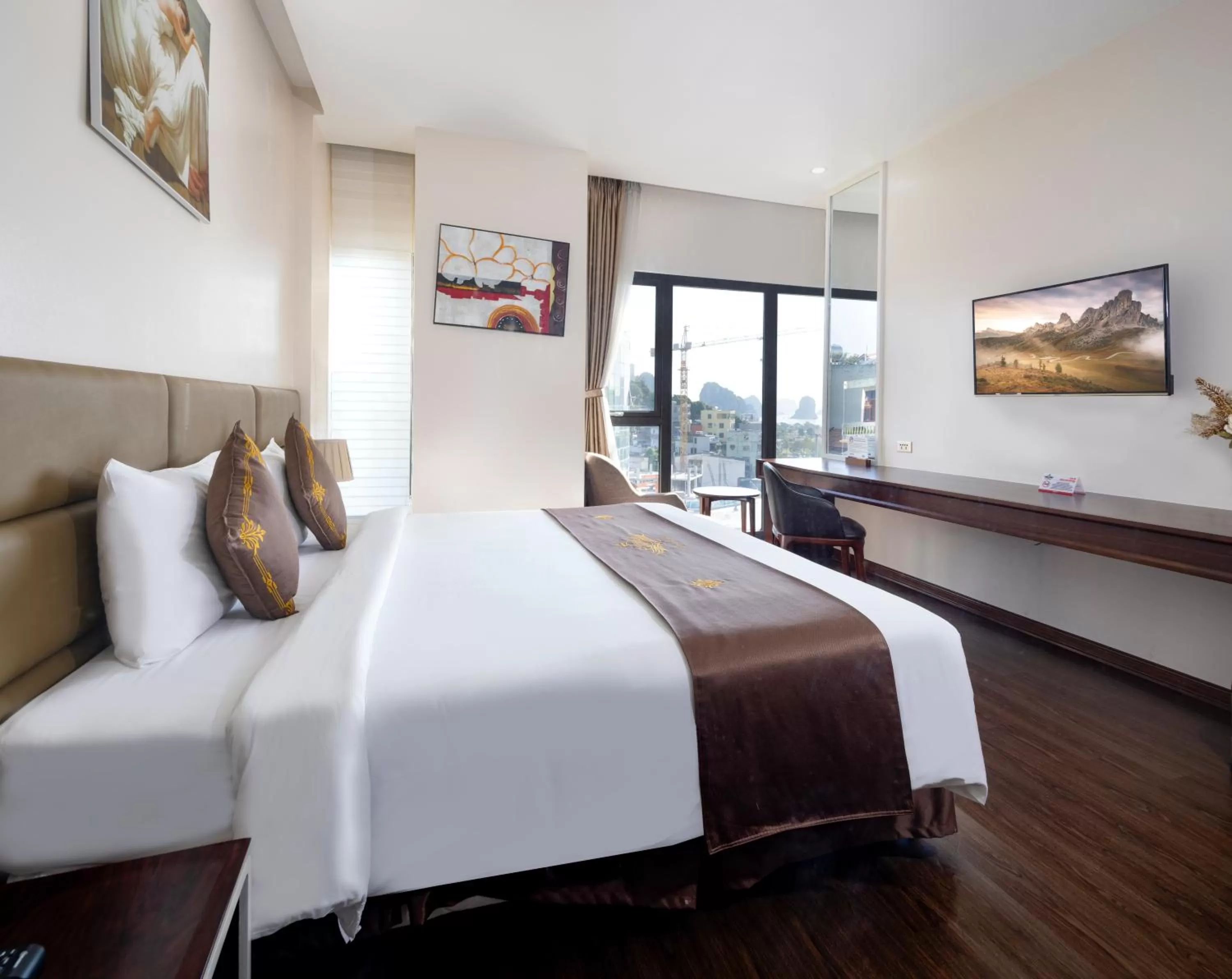 Photo of the whole room, Bed in Diamond Luxury Hotel