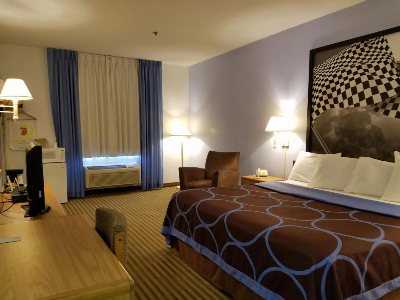 Property building, Bed in Super 8 by Wyndham Huntington