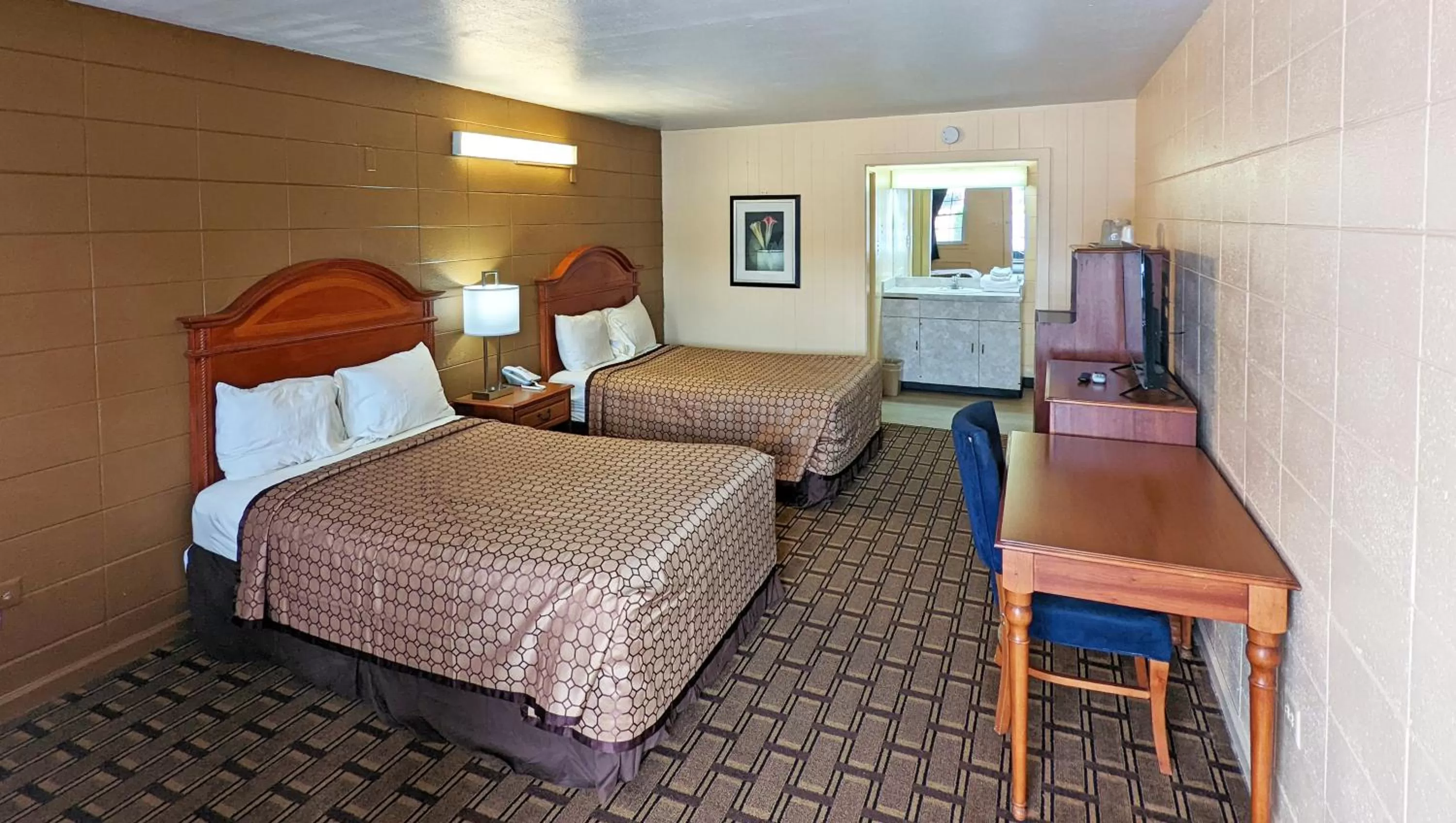 Photo of the whole room, Bed in M Star Hotel Cleveland