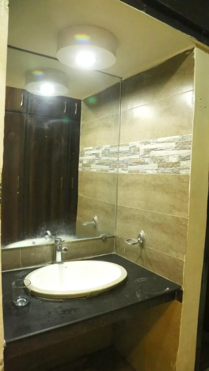 Bathroom in HOTEL DE SMART Multan