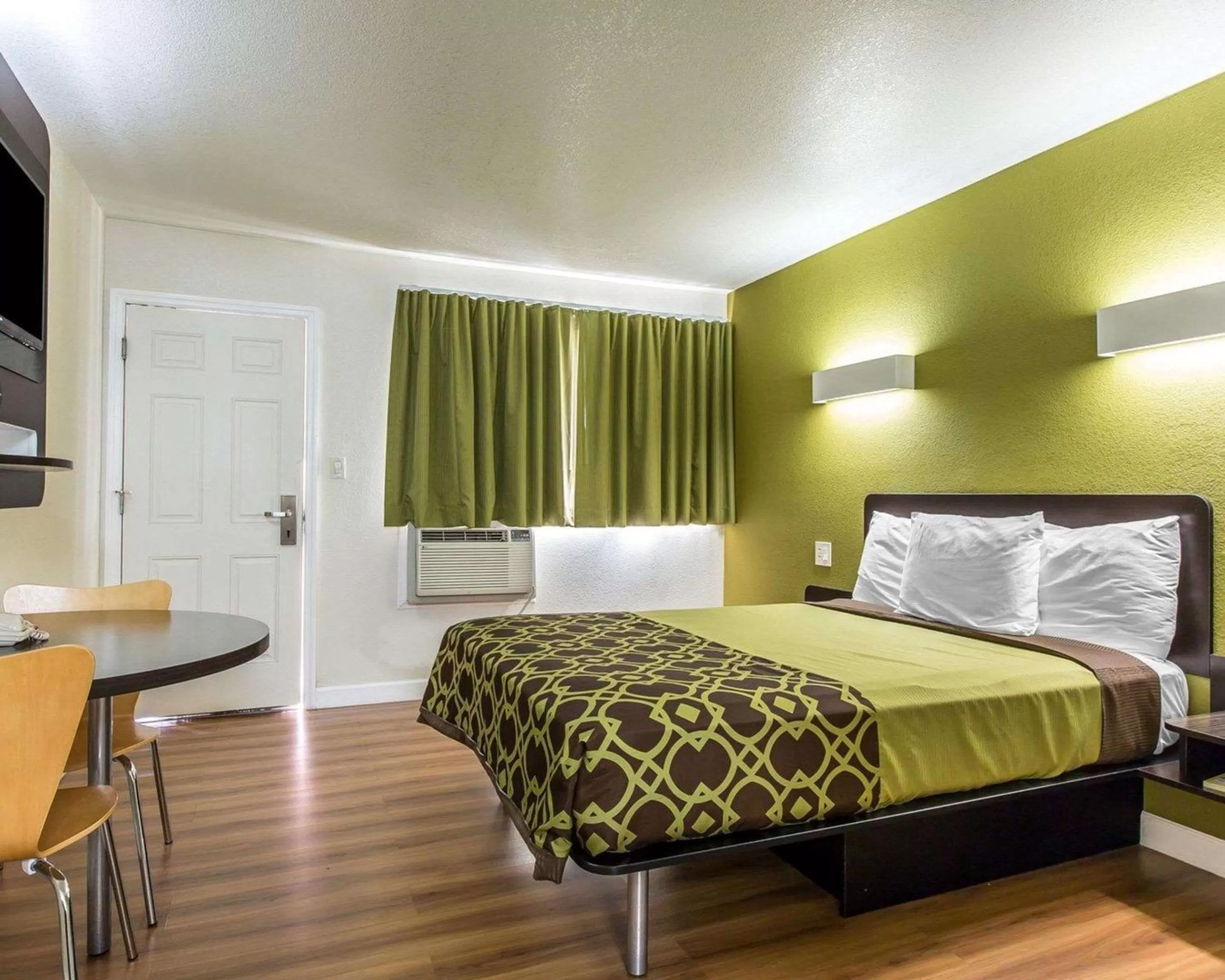 Photo of the whole room, Bed in Rodeway Inn Downtown Hanford