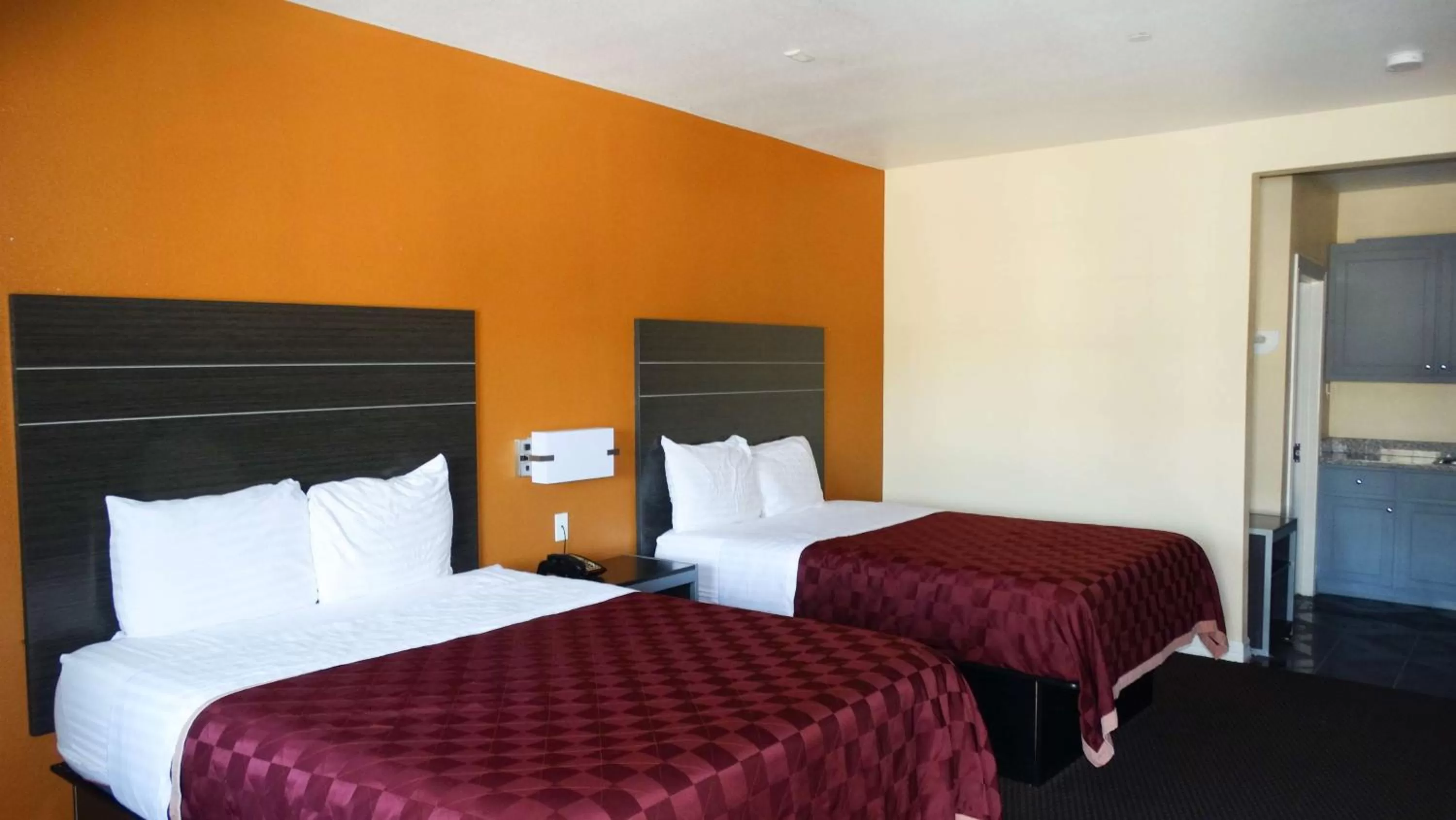 Bed in Motel 6 Houston, TX – Willowbrook Mall