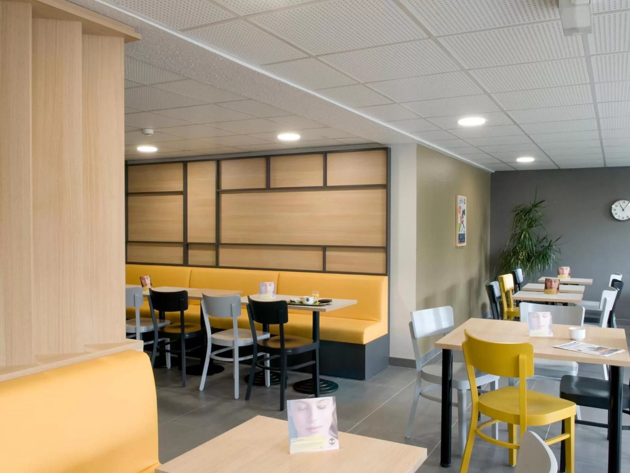 Restaurant/places to eat in B&B HOTEL Saint-Quentin