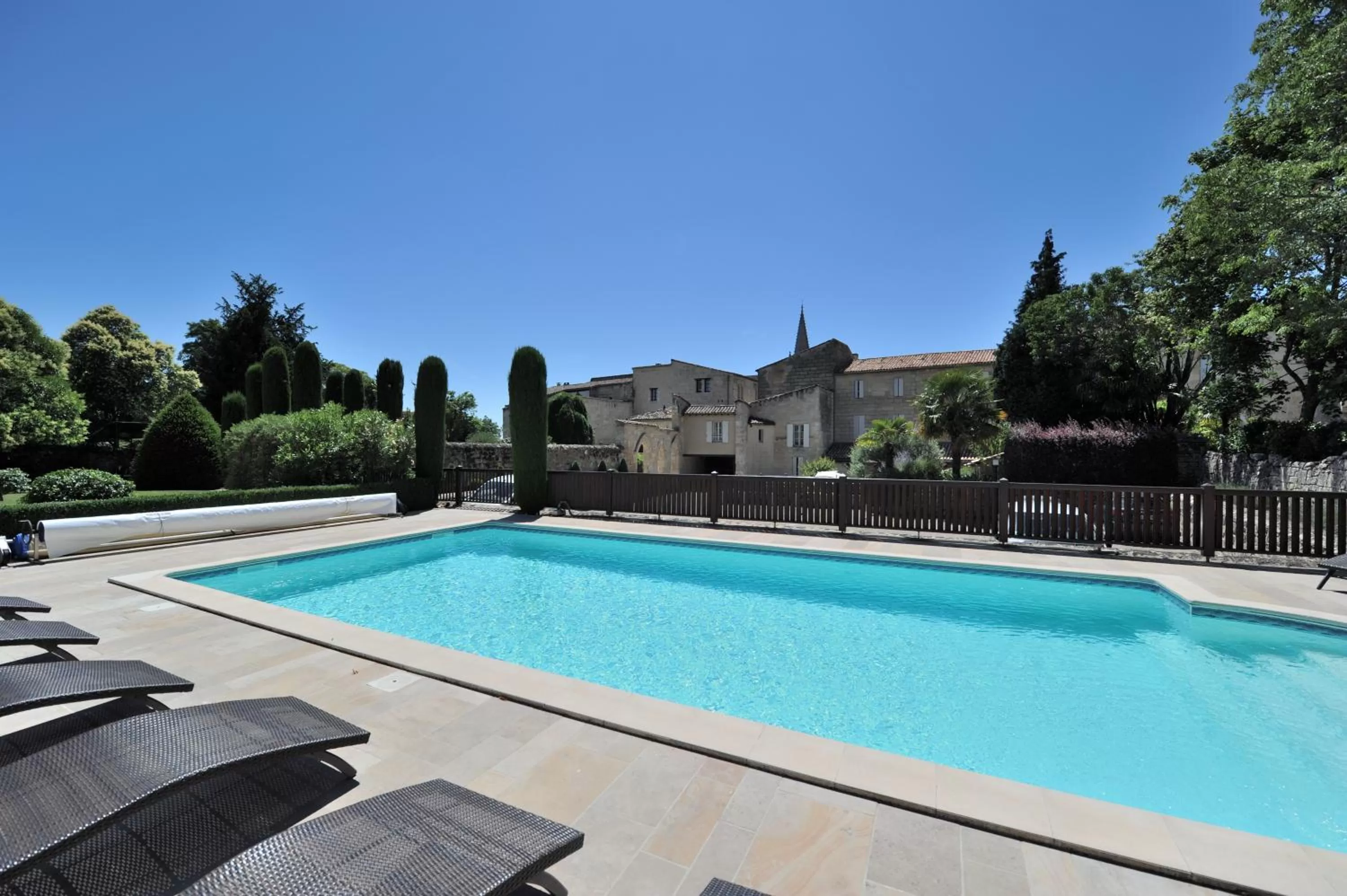 Swimming Pool in Hôtel Au Logis des Remparts