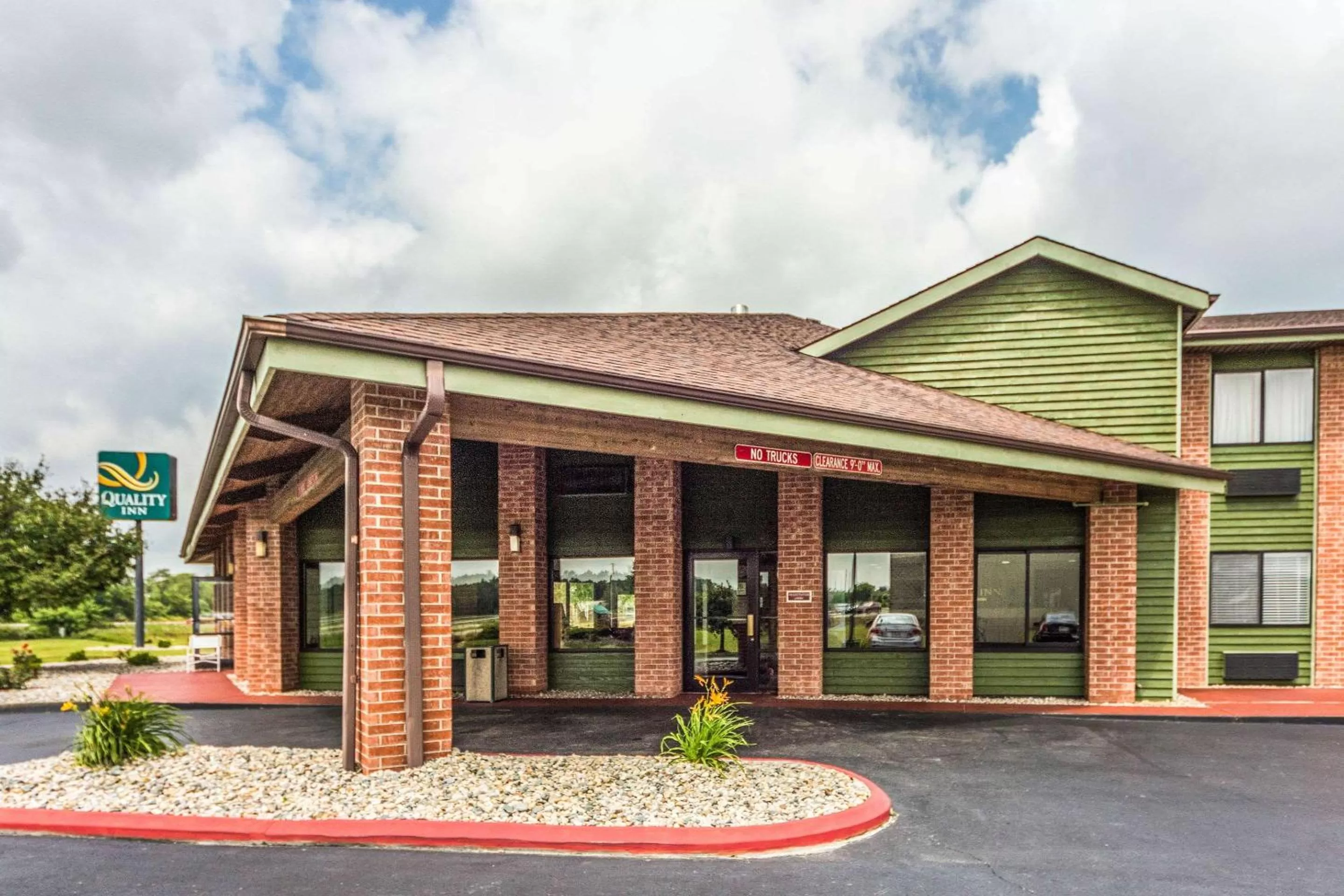 Property building in Quality Inn Columbia City near US-30
