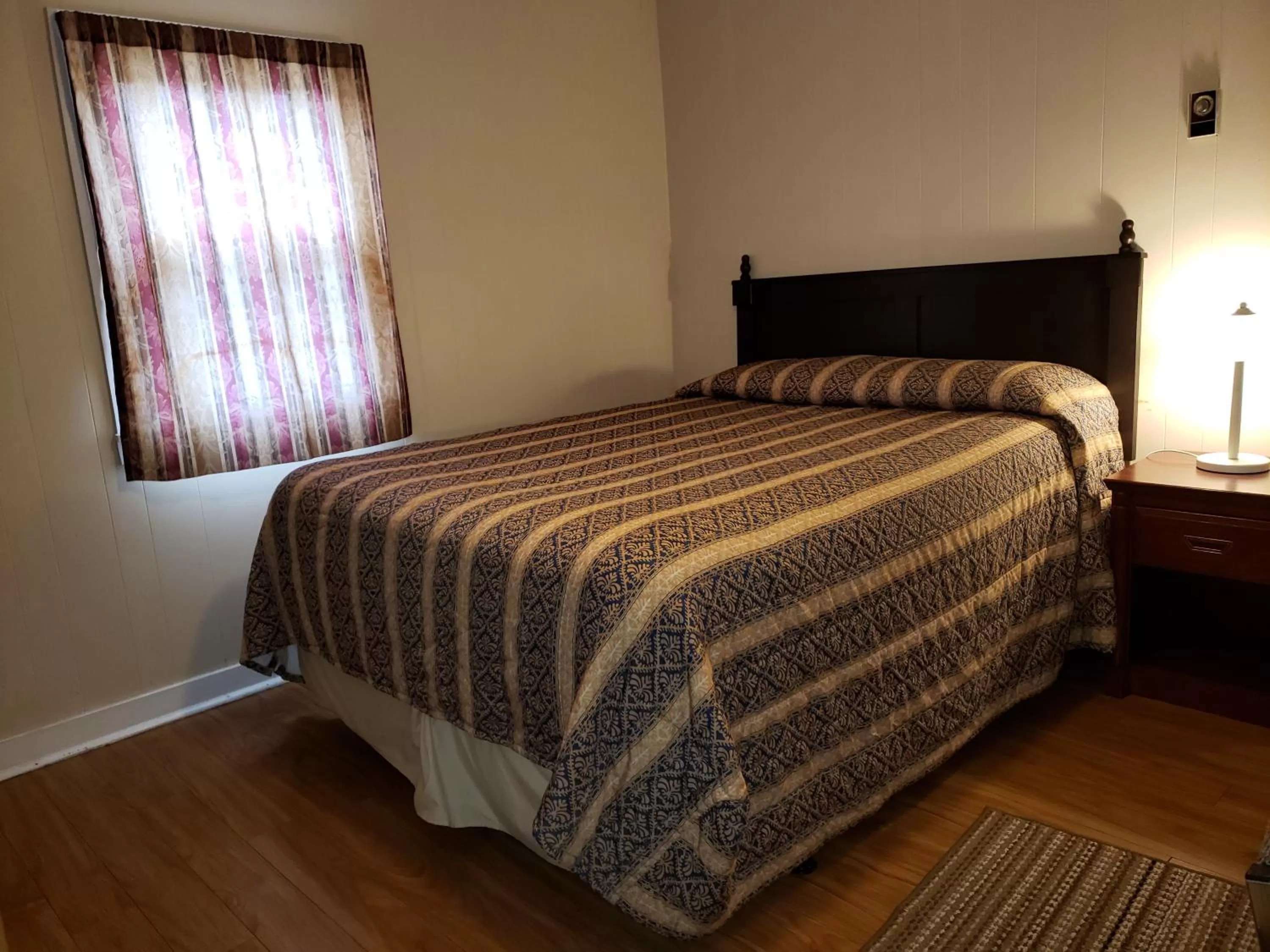 View (from property/room), Bed in Regent Motel