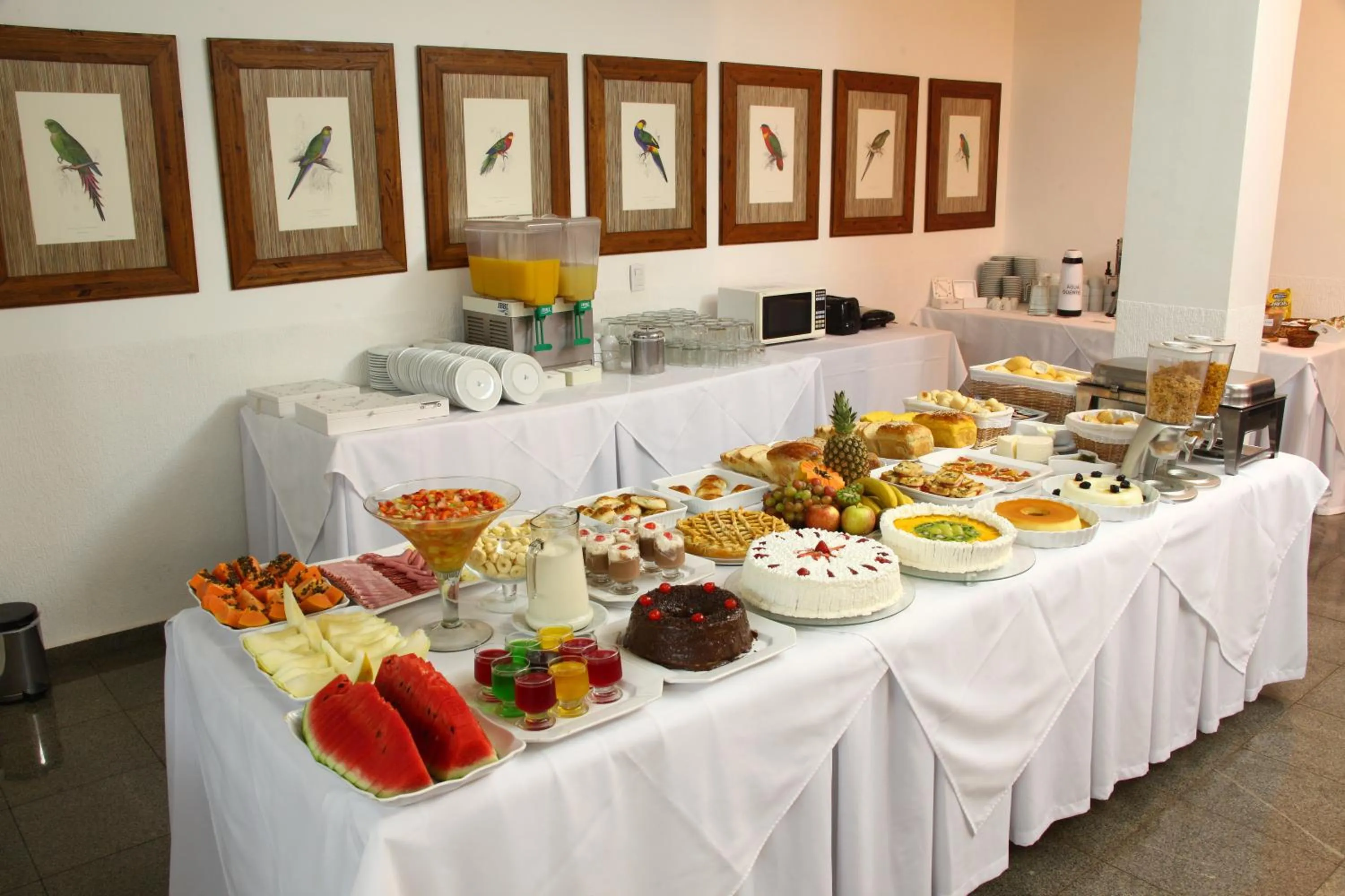 Restaurant/places to eat in Hotel Kehdi Plaza