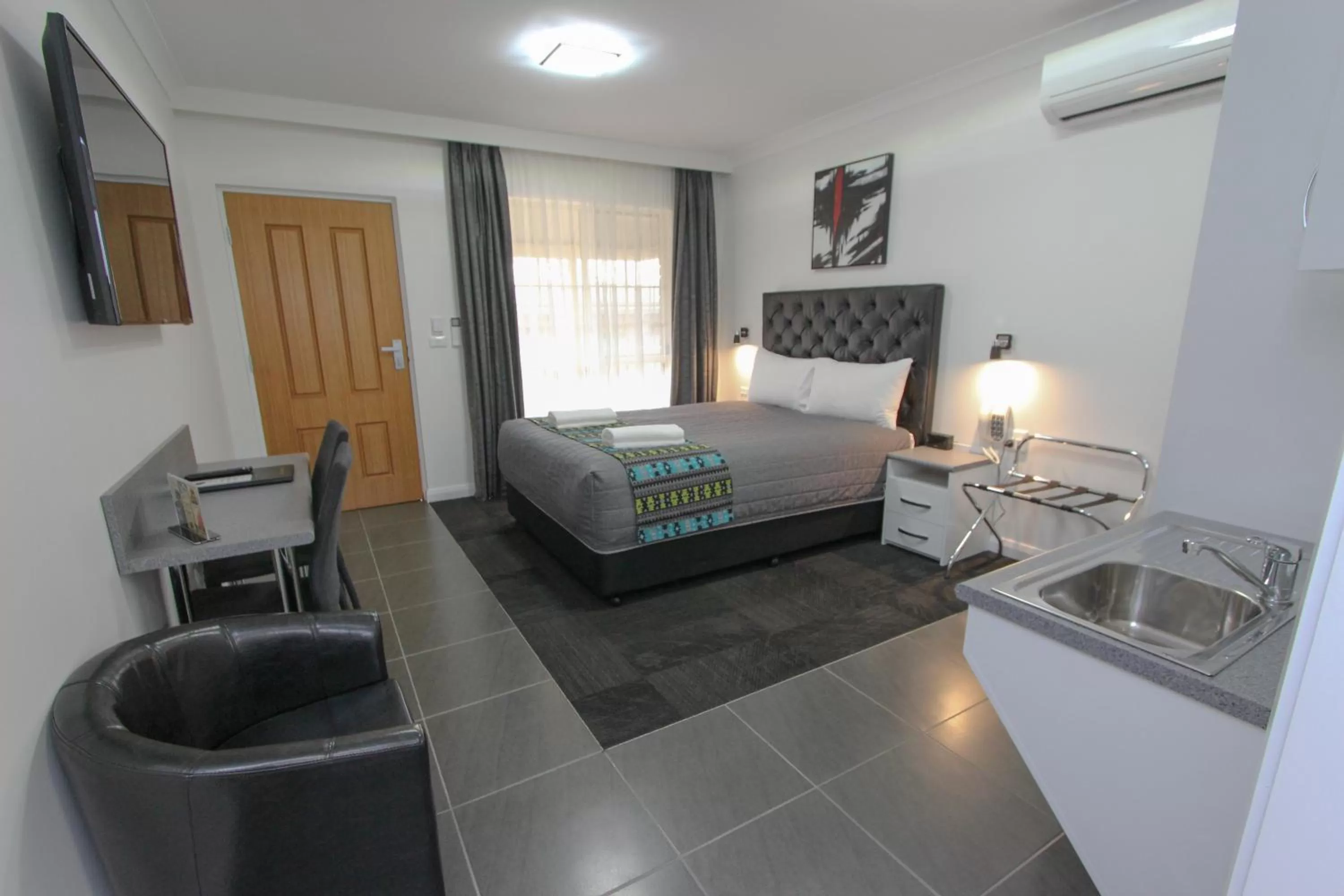 Seating area, Bed in Leeton Heritage Motor Inn