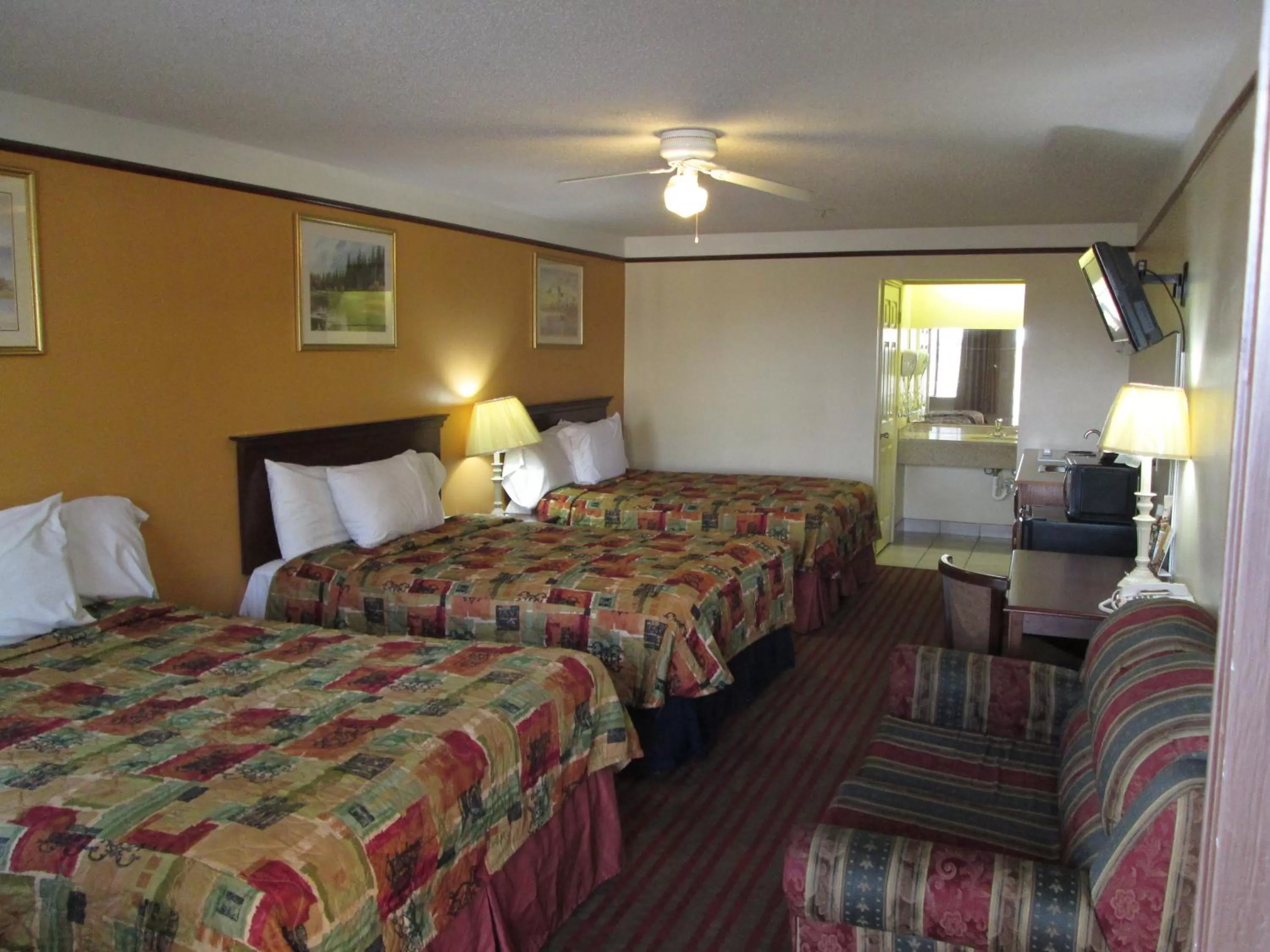 Bed in Deluxe Inn and Suites