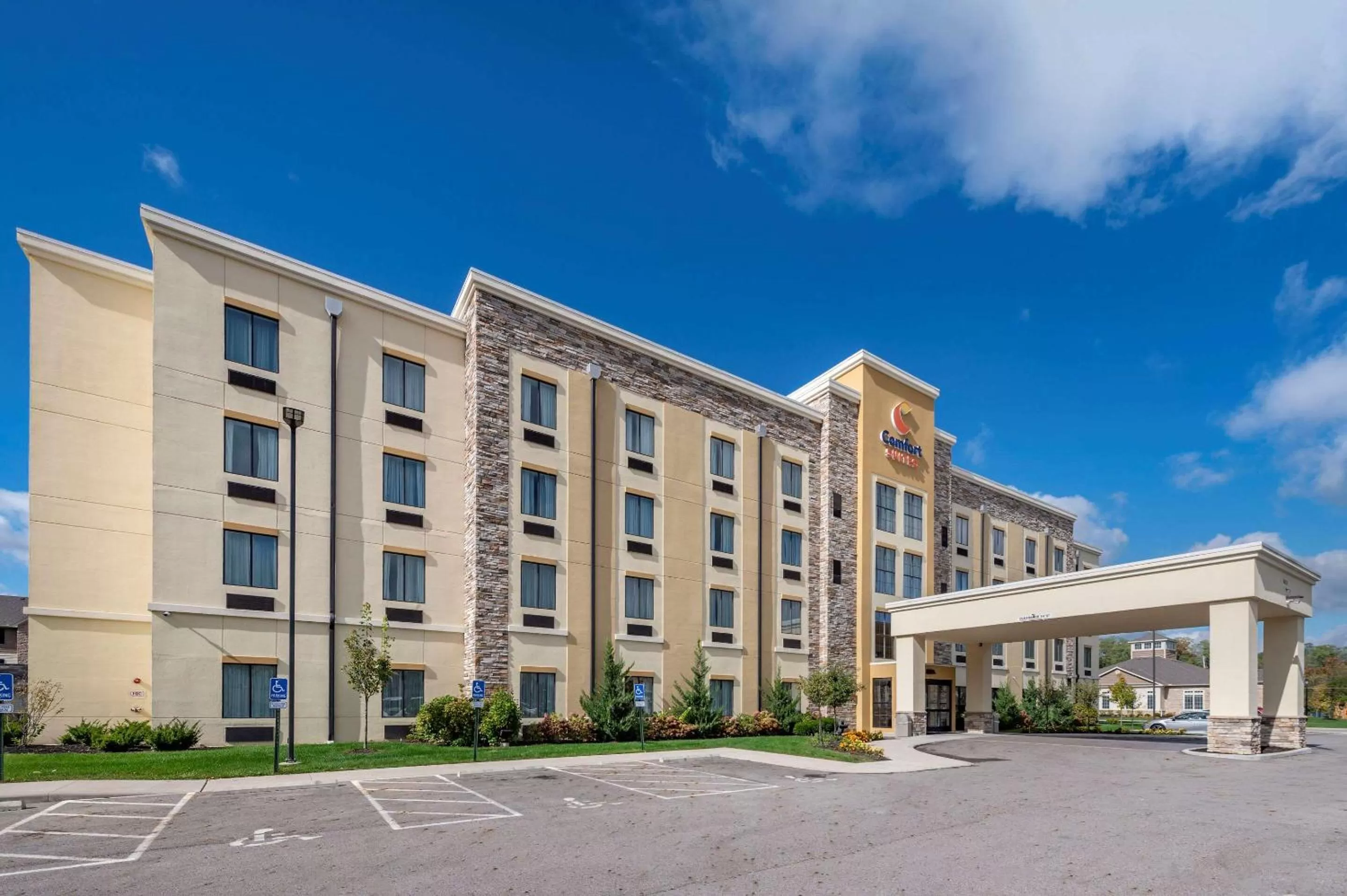 Property building in Comfort Suites Columbus Airport