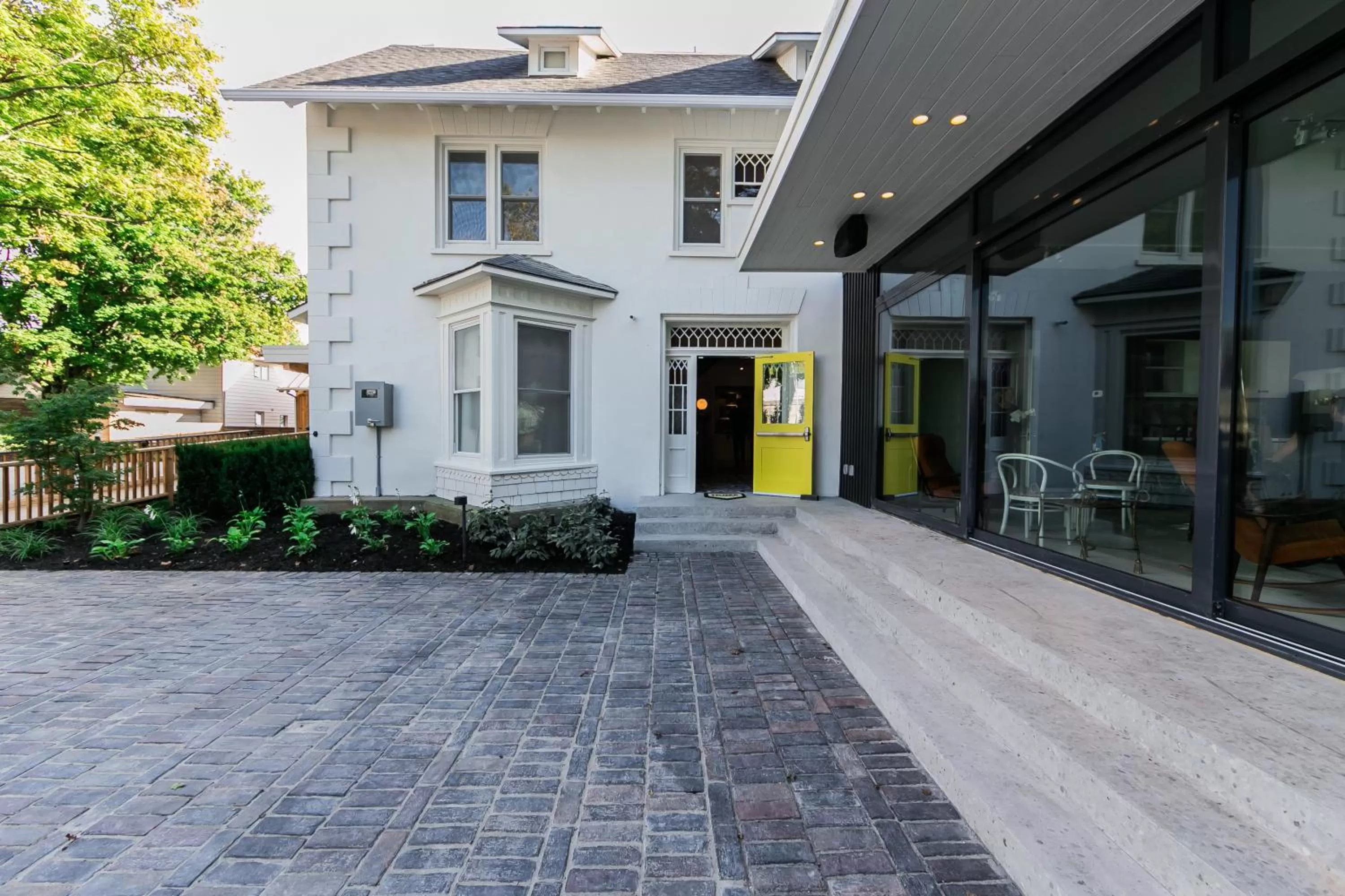 Facade/entrance in Drake Devonshire and Motor Inn