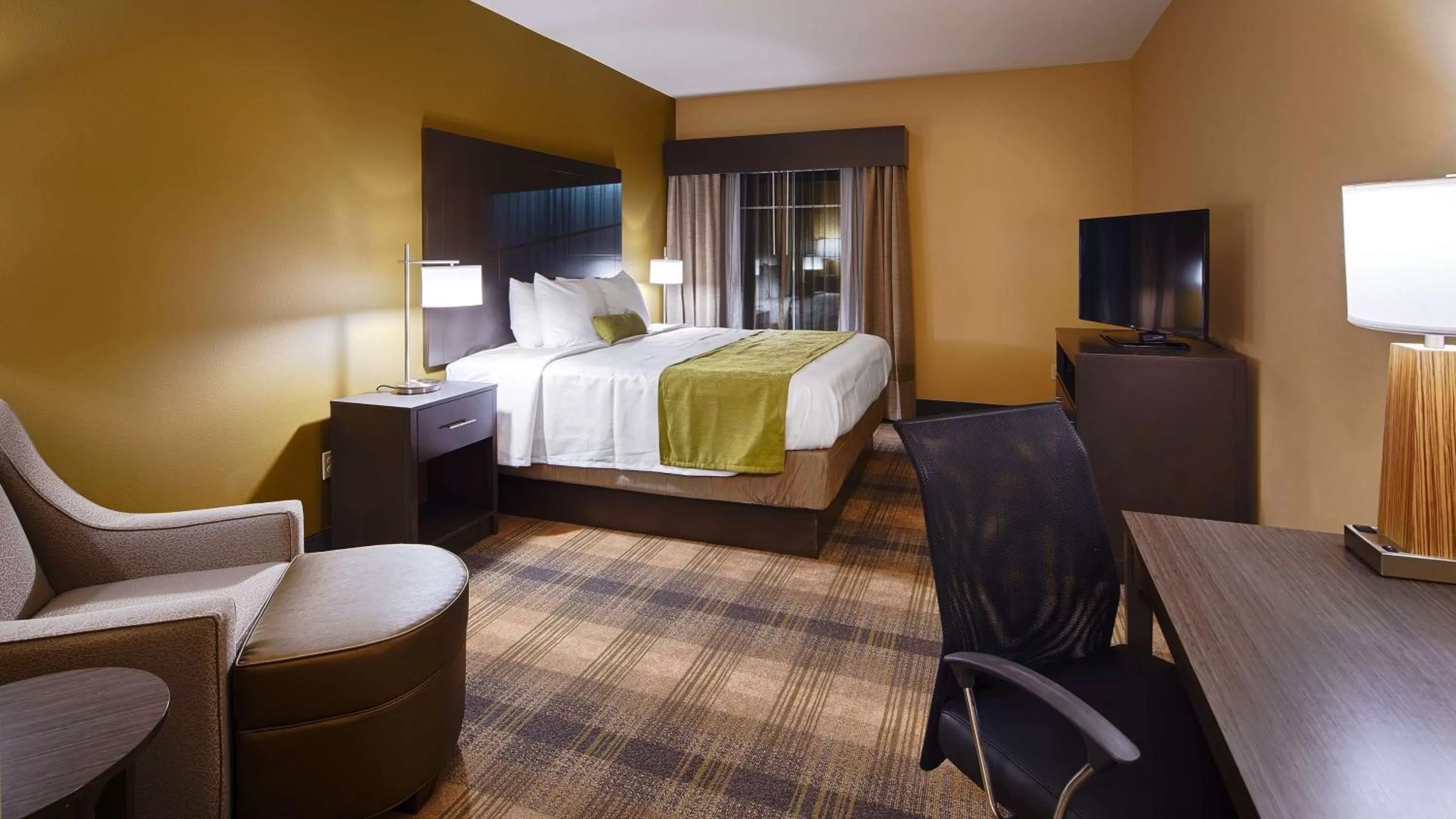 Photo of the whole room, Bed in Best Western Plus New Orleans Airport Hotel