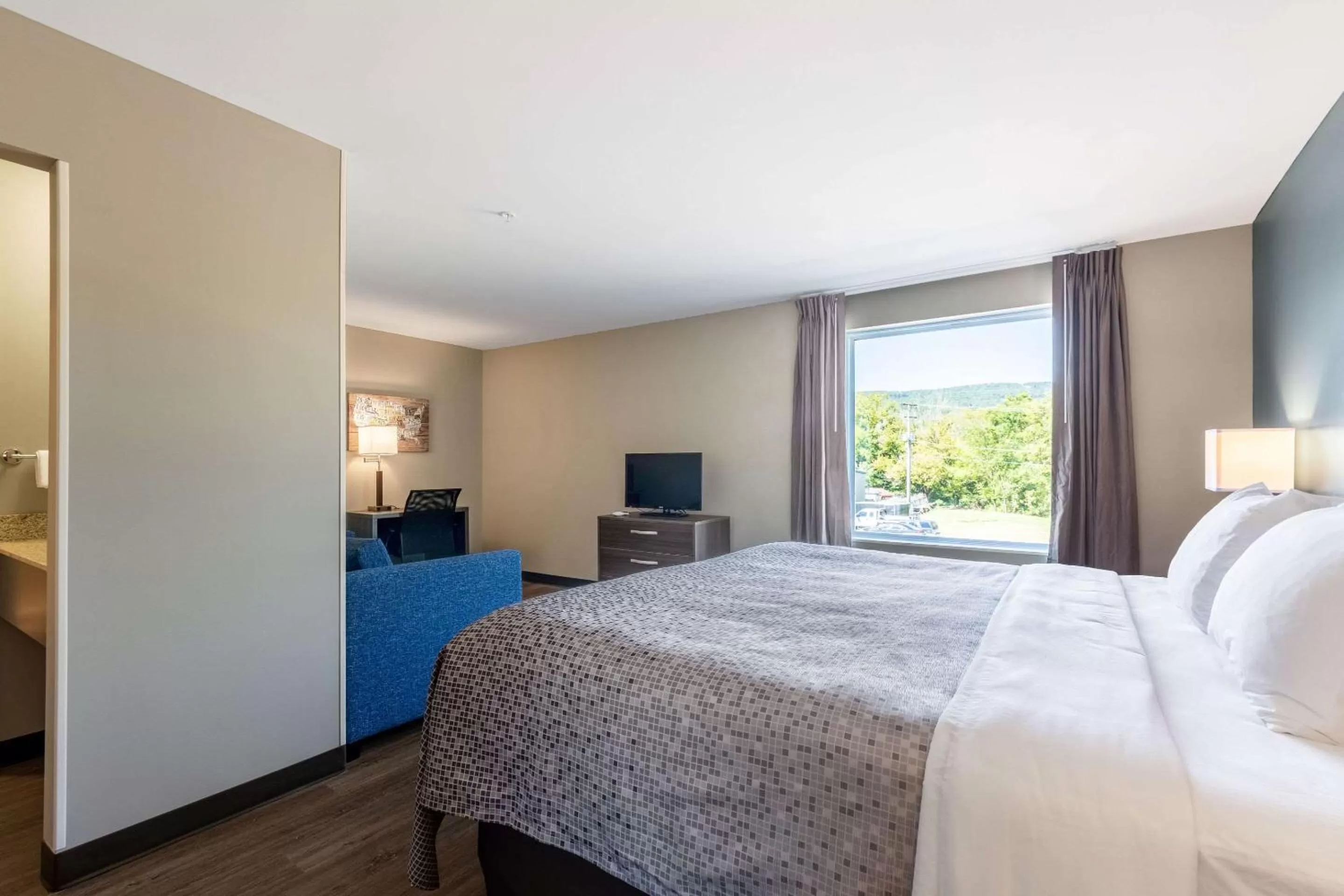 Photo of the whole room, Bed in Econo Lodge Dayton North