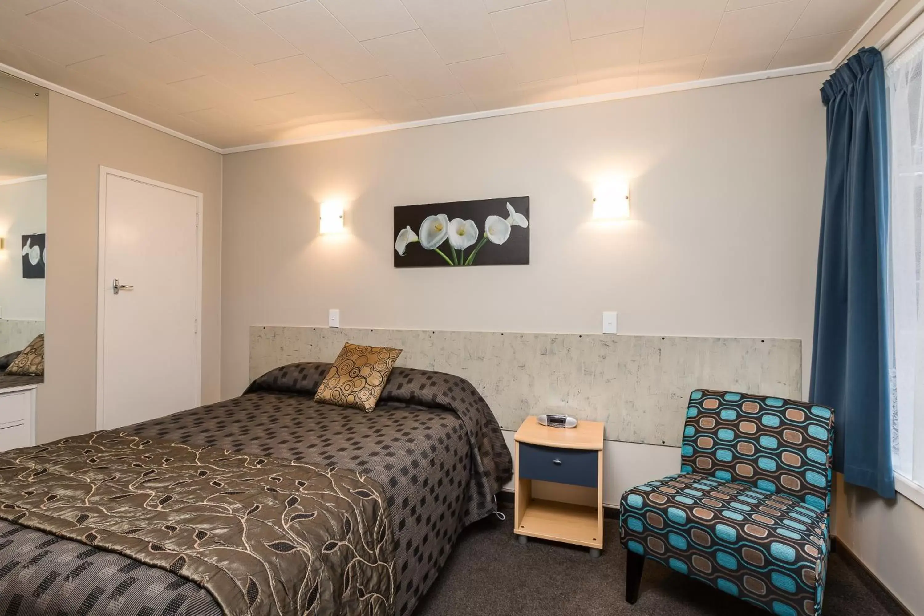 One Bedroom Suite with One Single Bed and One Queen Bed - Full Kitchen in Comfort Inn Tayesta Motel One Bedroom Suite with One Single Bed and One Queen Bed - Full Kitchen in Comfort Inn Tayesta Motel