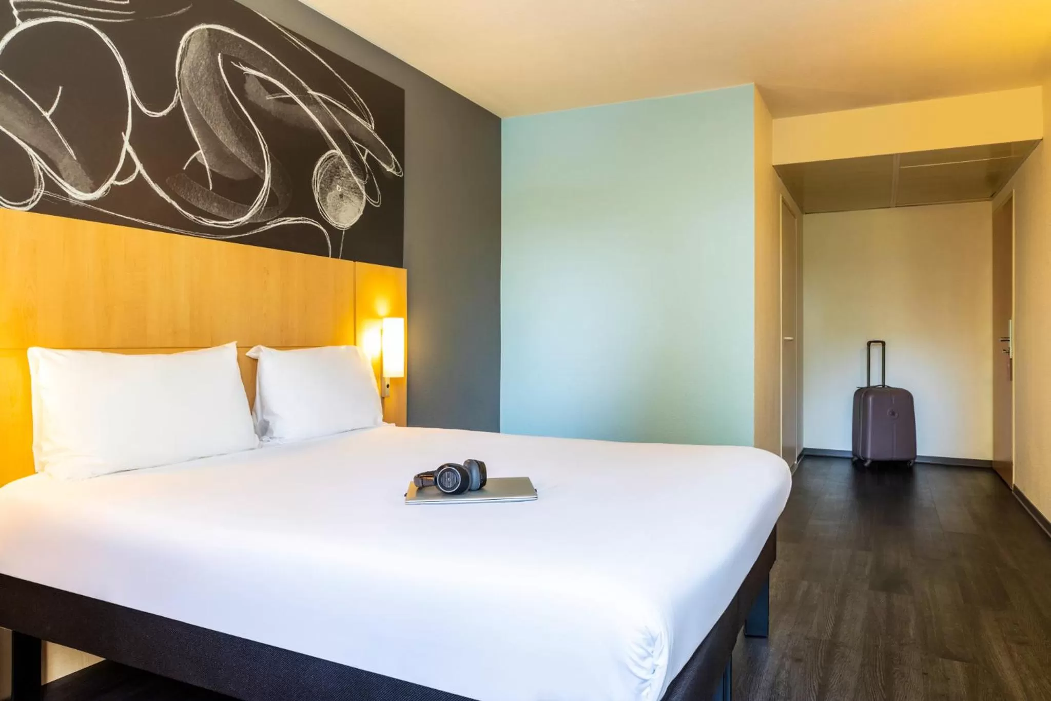 acessibility, Bed in ibis Paris Meudon Velizy