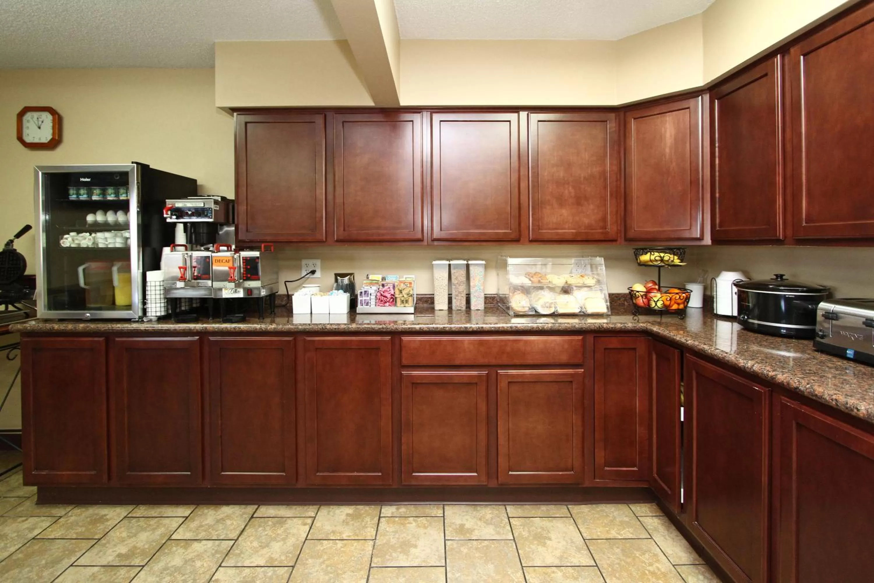 Continental breakfast in New Victorian Inn & Suites Kearney