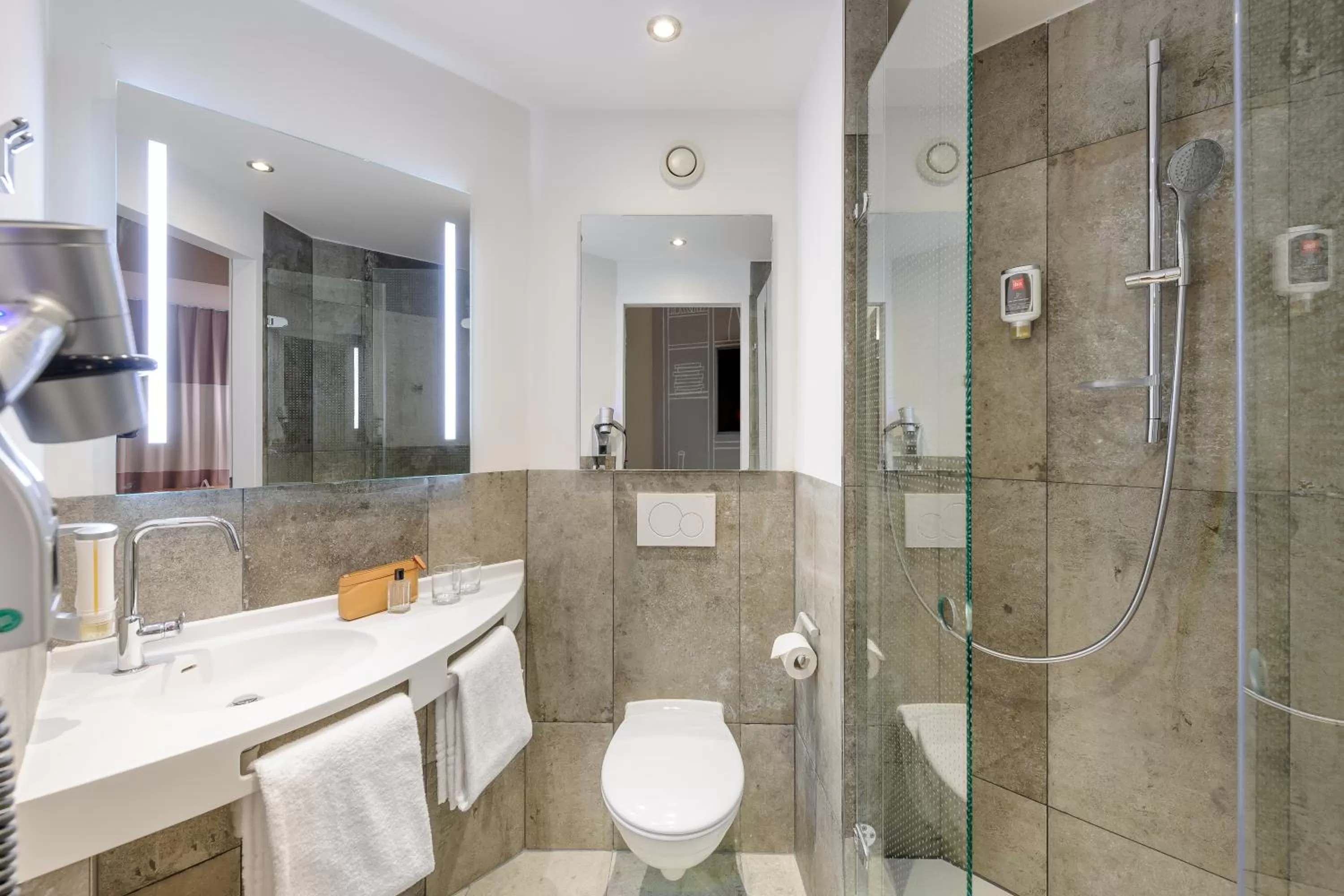 Shower in ibis Hotel München Messe