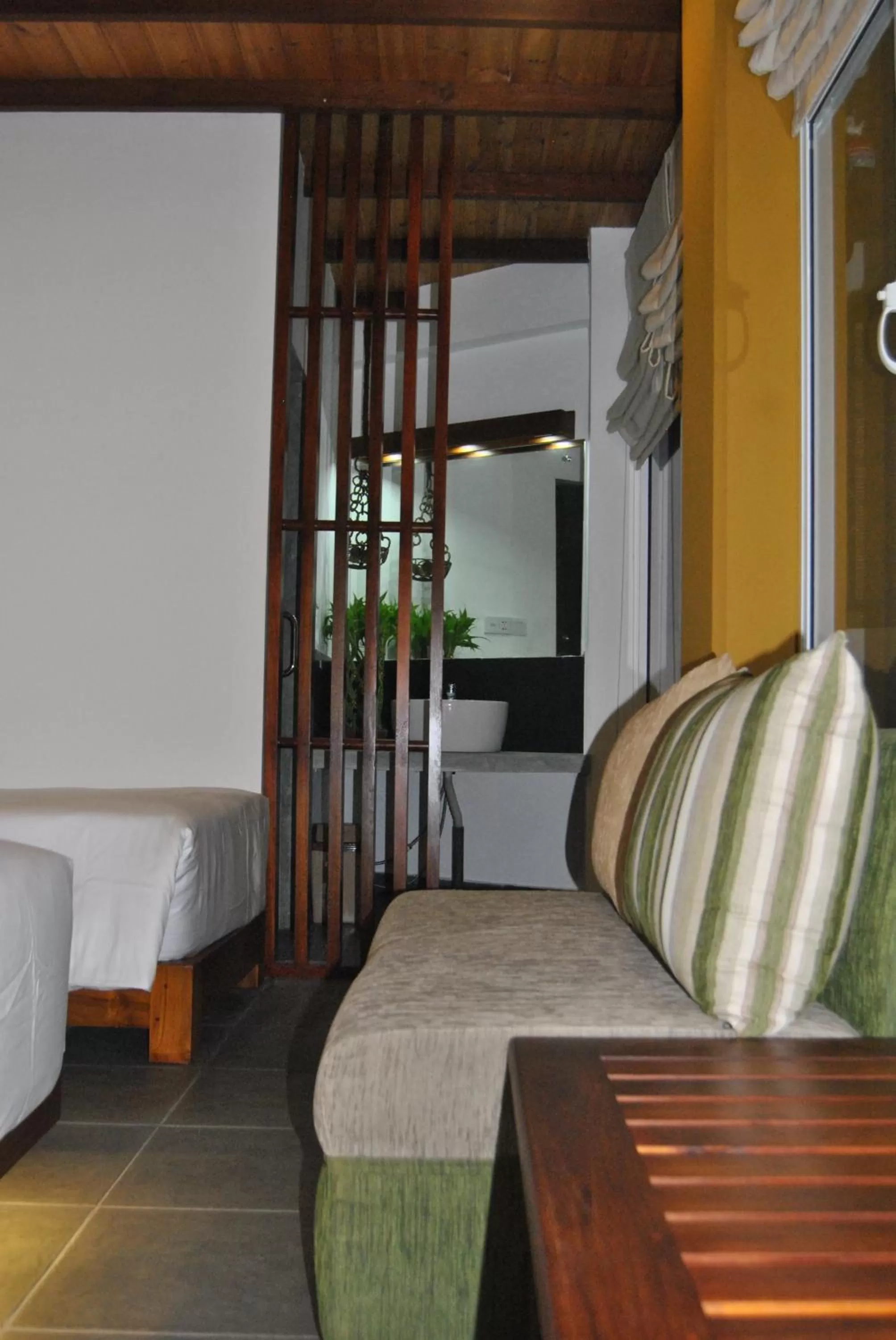 Seating area, Bed in The Canoe