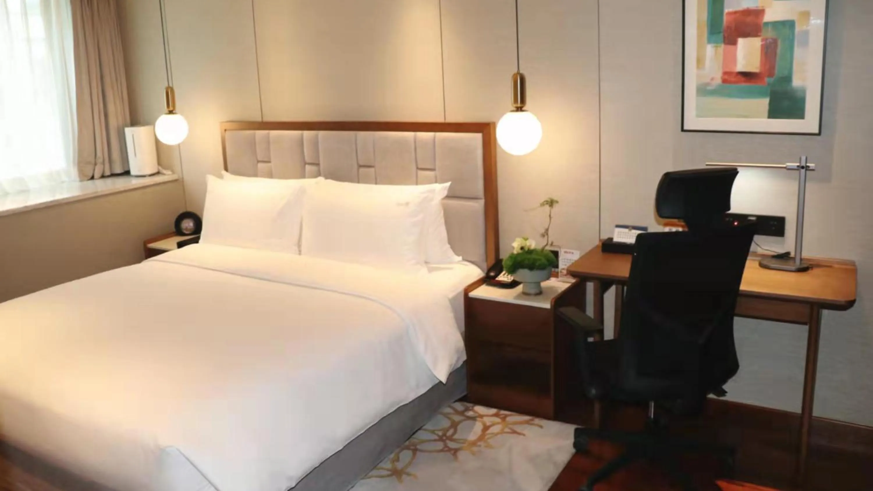 1King 1Bdrm Ste Living Dining Kitchen Meeting in Holiday Inn Suites Xi'an High-Tech Zone, an IHG Hotel