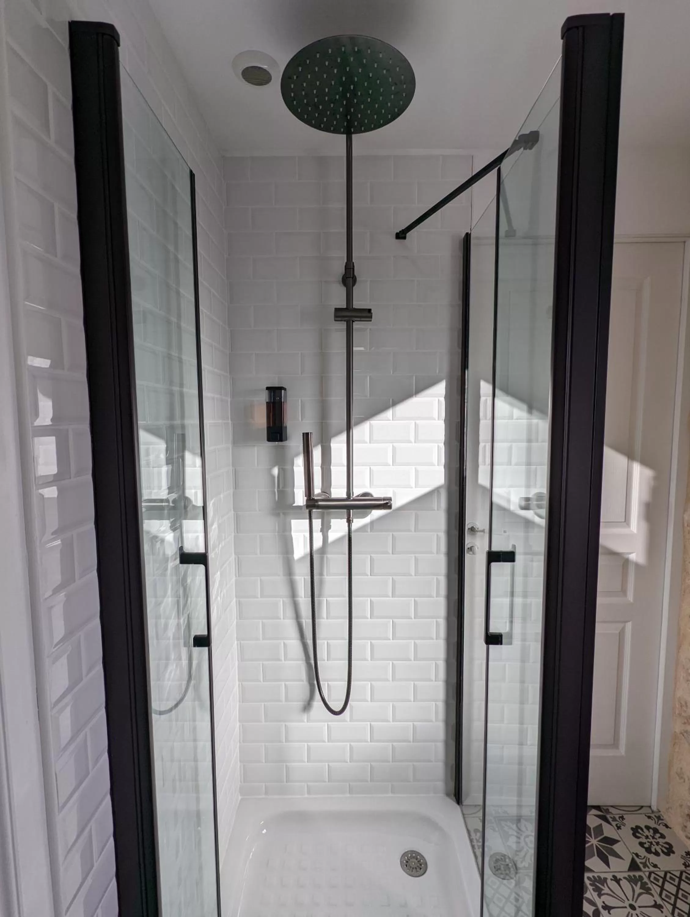 Shower in La Suite Gignac