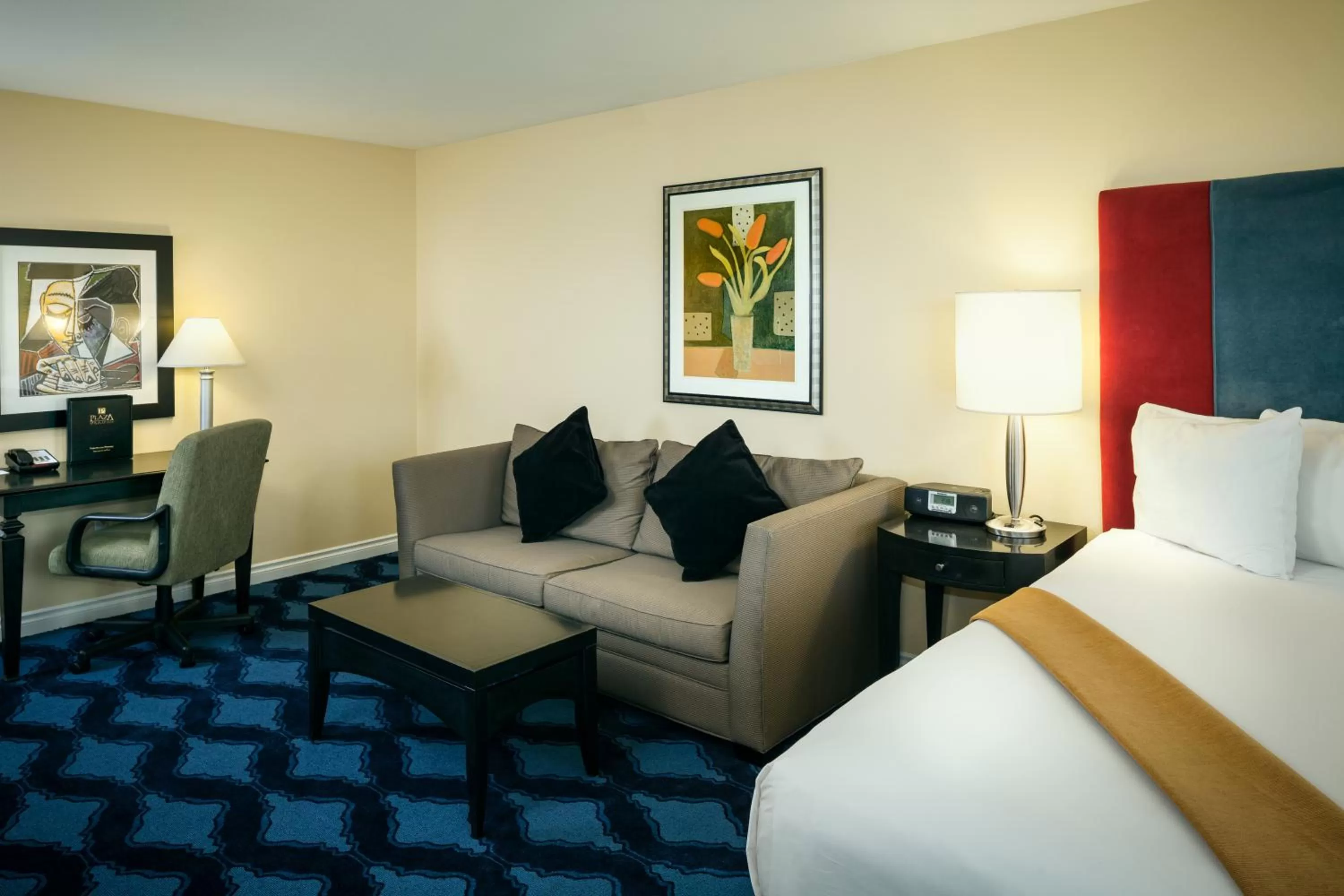 Bed in Plaza Inn & Suites at Ashland Creek