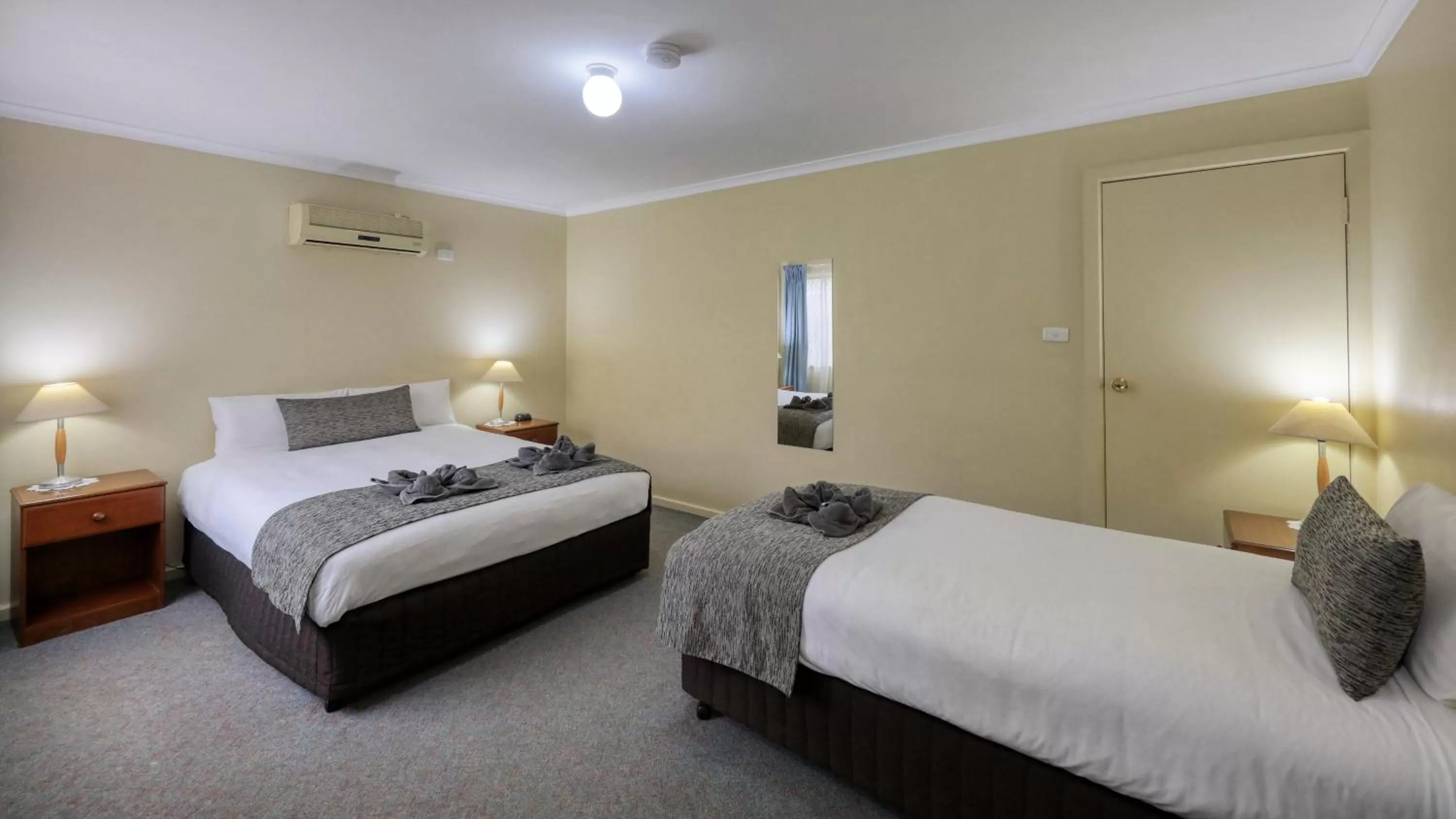 Bed in Oasis Motor Inn