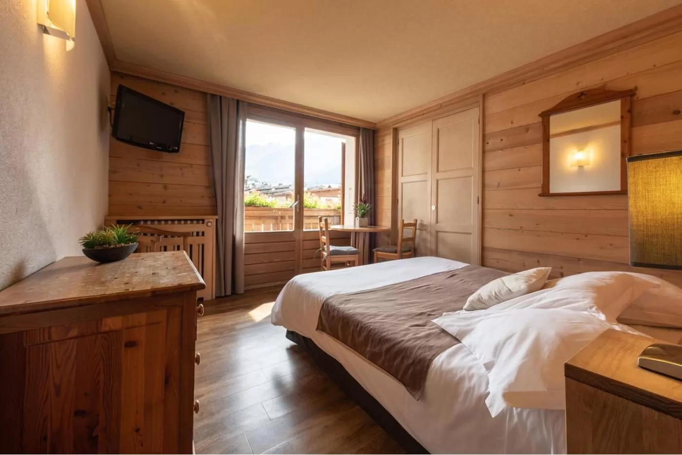 Balcony/Terrace, Bed in Hôtel La Montagne