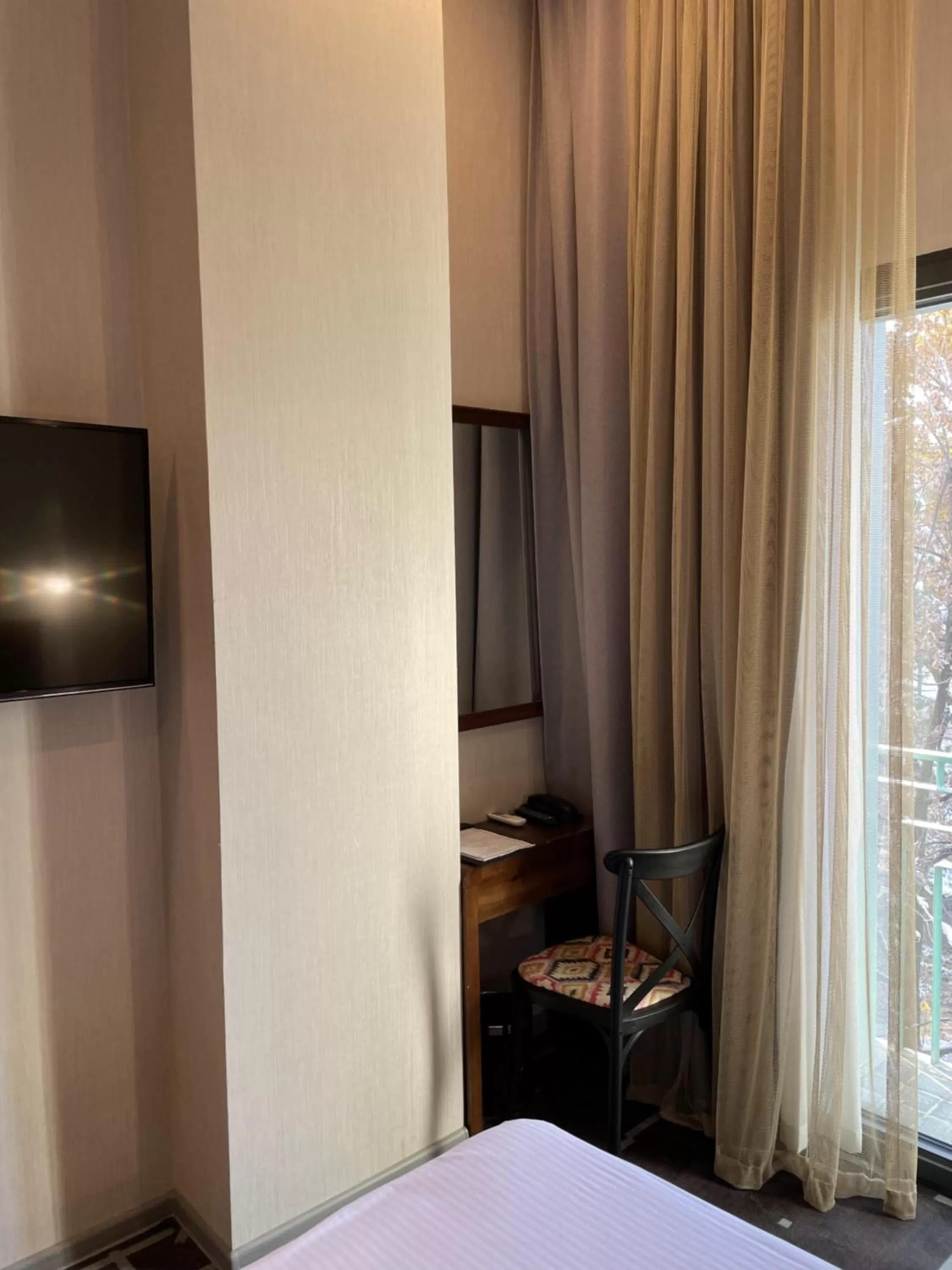 Seating area, Bed in City Centre Hotel