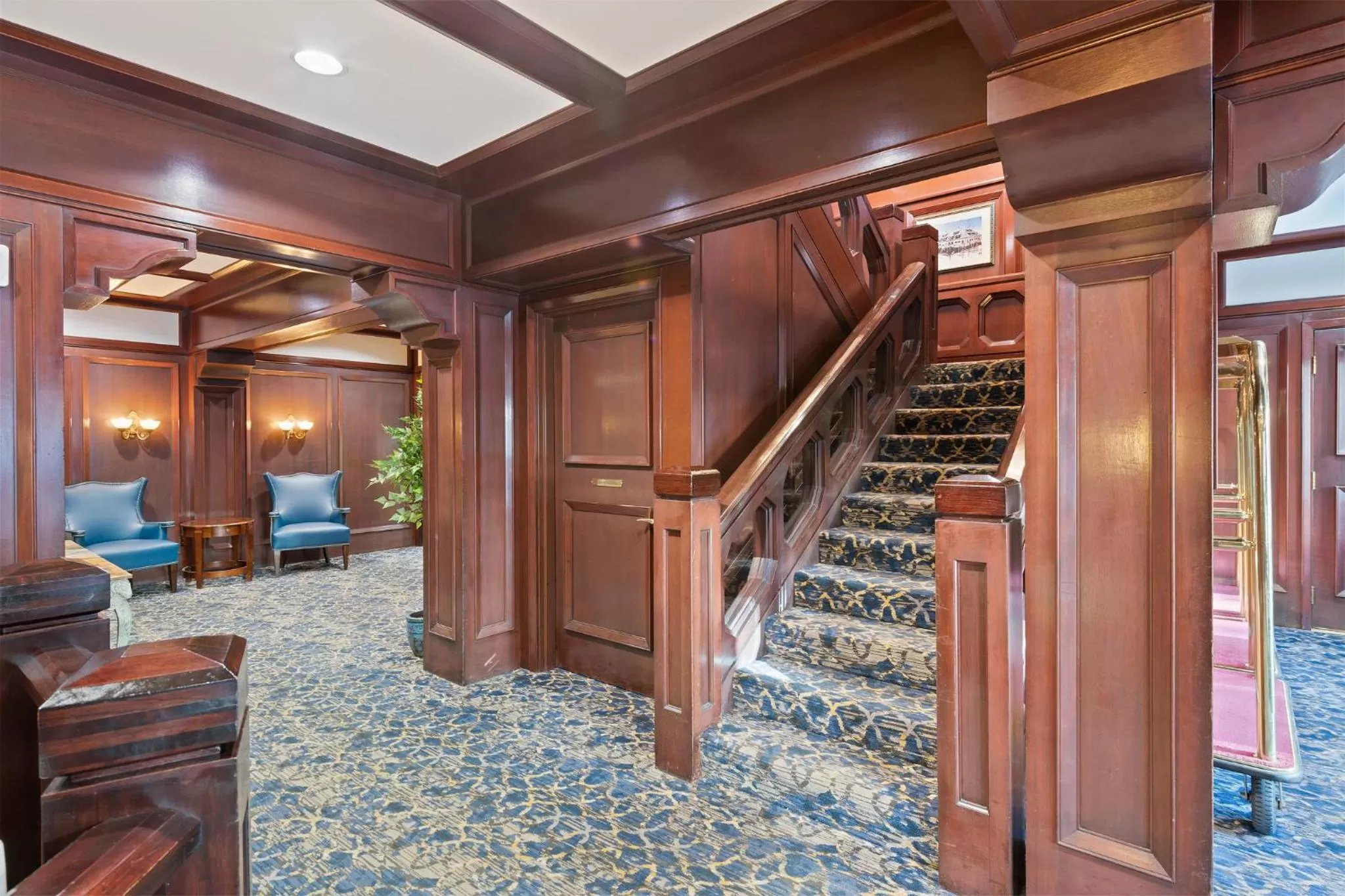 Facade/entrance in Poste Montane Lodge by East West