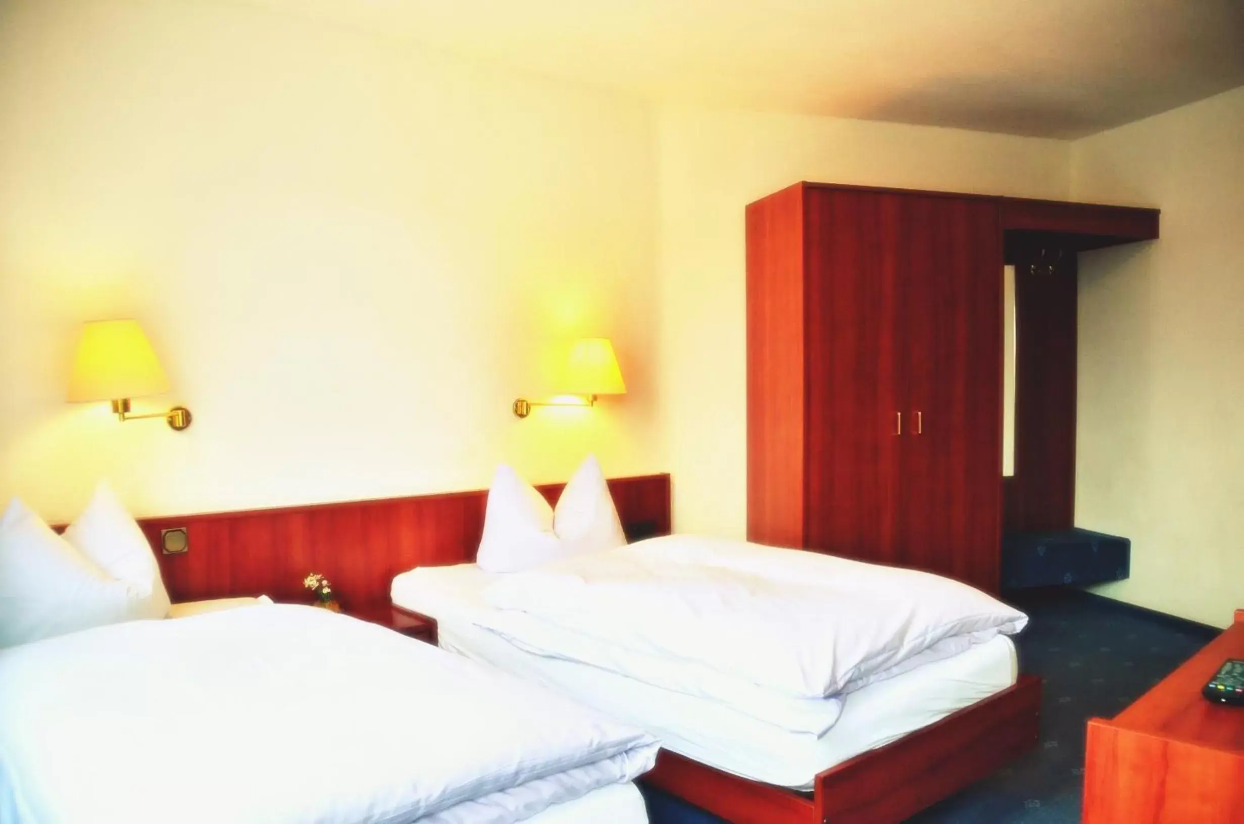 Twin Room in DM Hotels & Apartments - Hotel Deutsches Haus Twin Room in DM Hotels & Apartments - Hotel Deutsches Haus