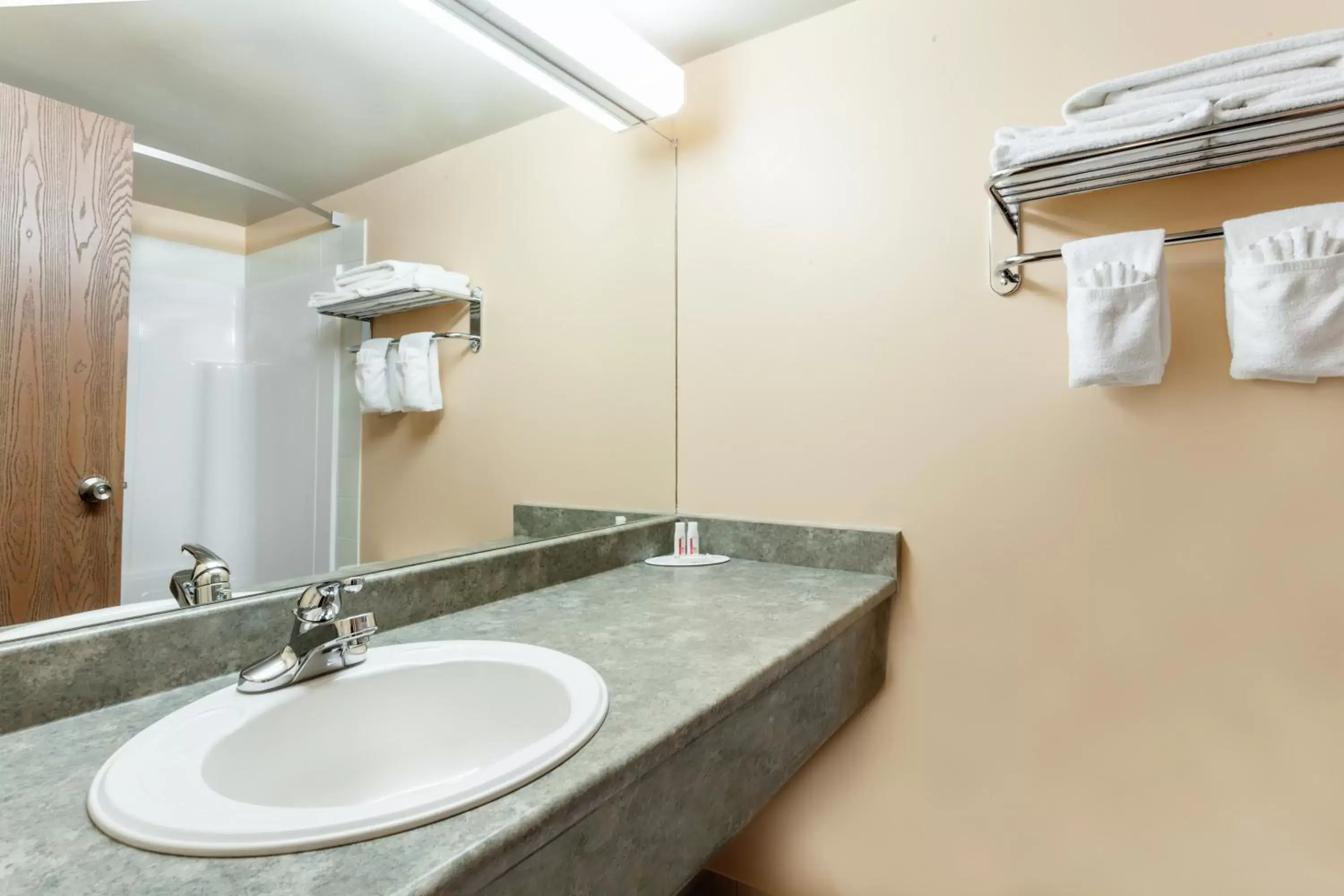 Deluxe Queen Suite - Non-Smoking in Super 8 by Wyndham Caraquet Deluxe Queen Suite - Non-Smoking in Super 8 by Wyndham Caraquet