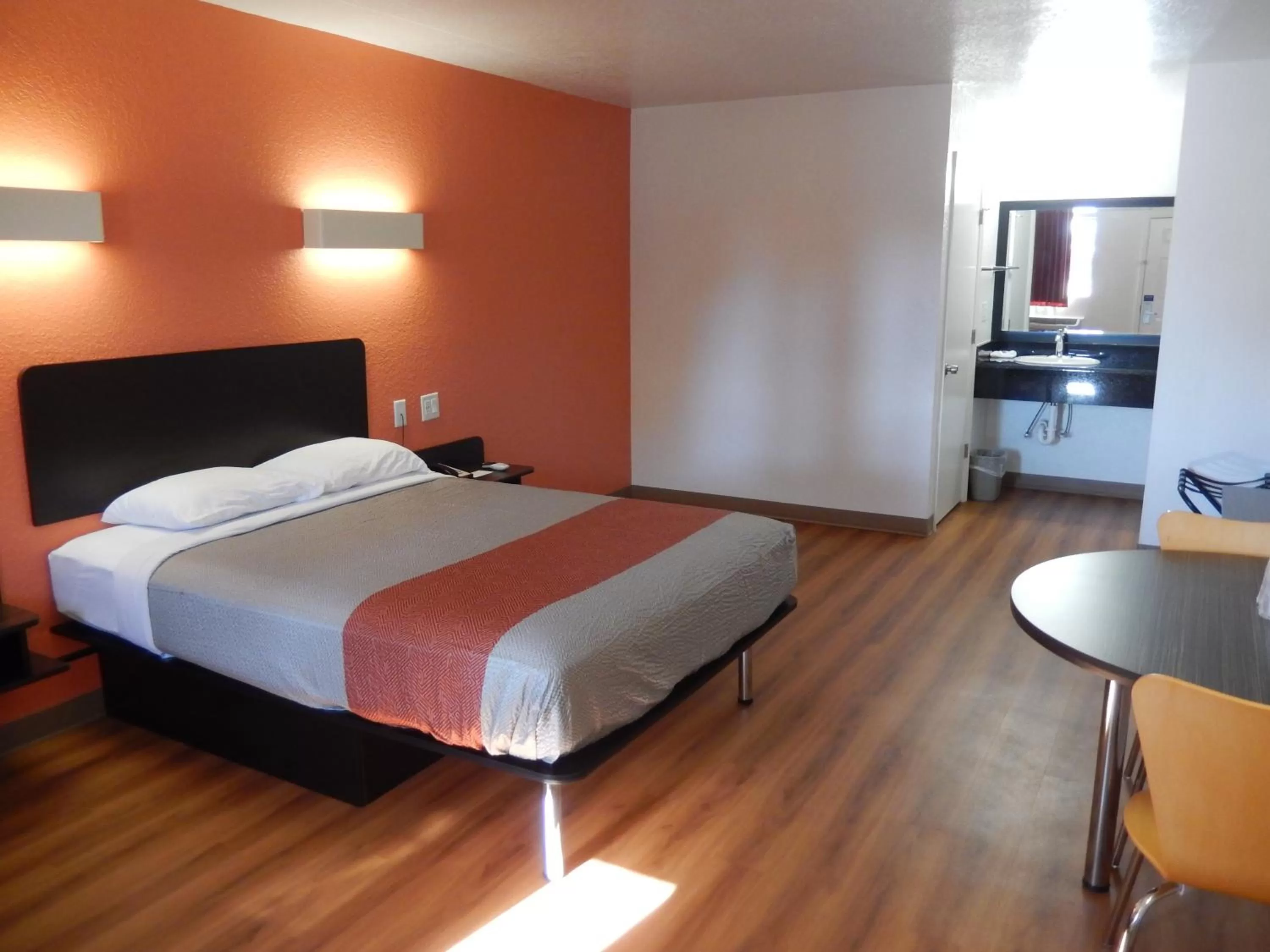 Property building, Bed in Motel 6-Moultrie, GA