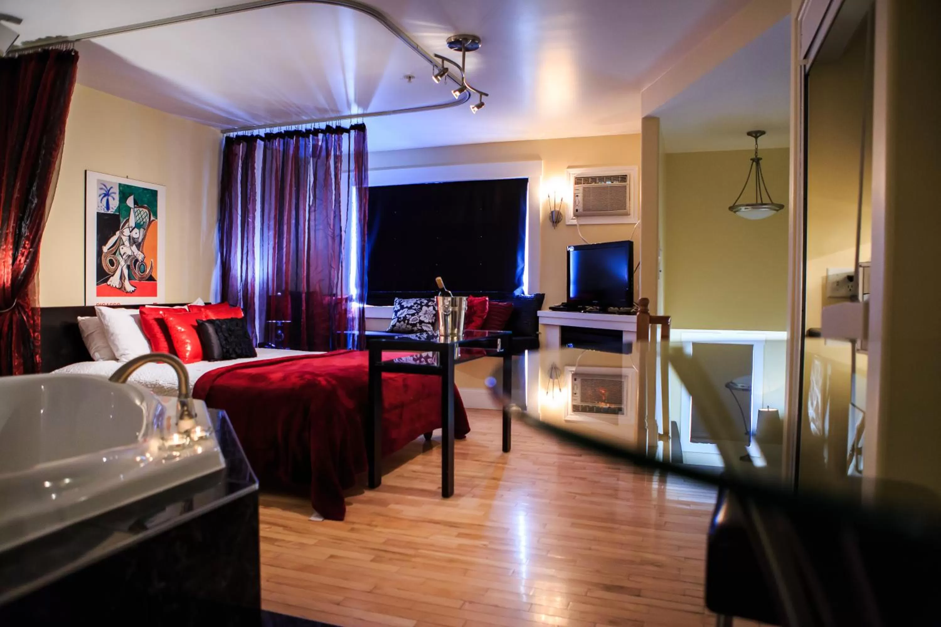 TV and multimedia, Bed in Leaside Manor