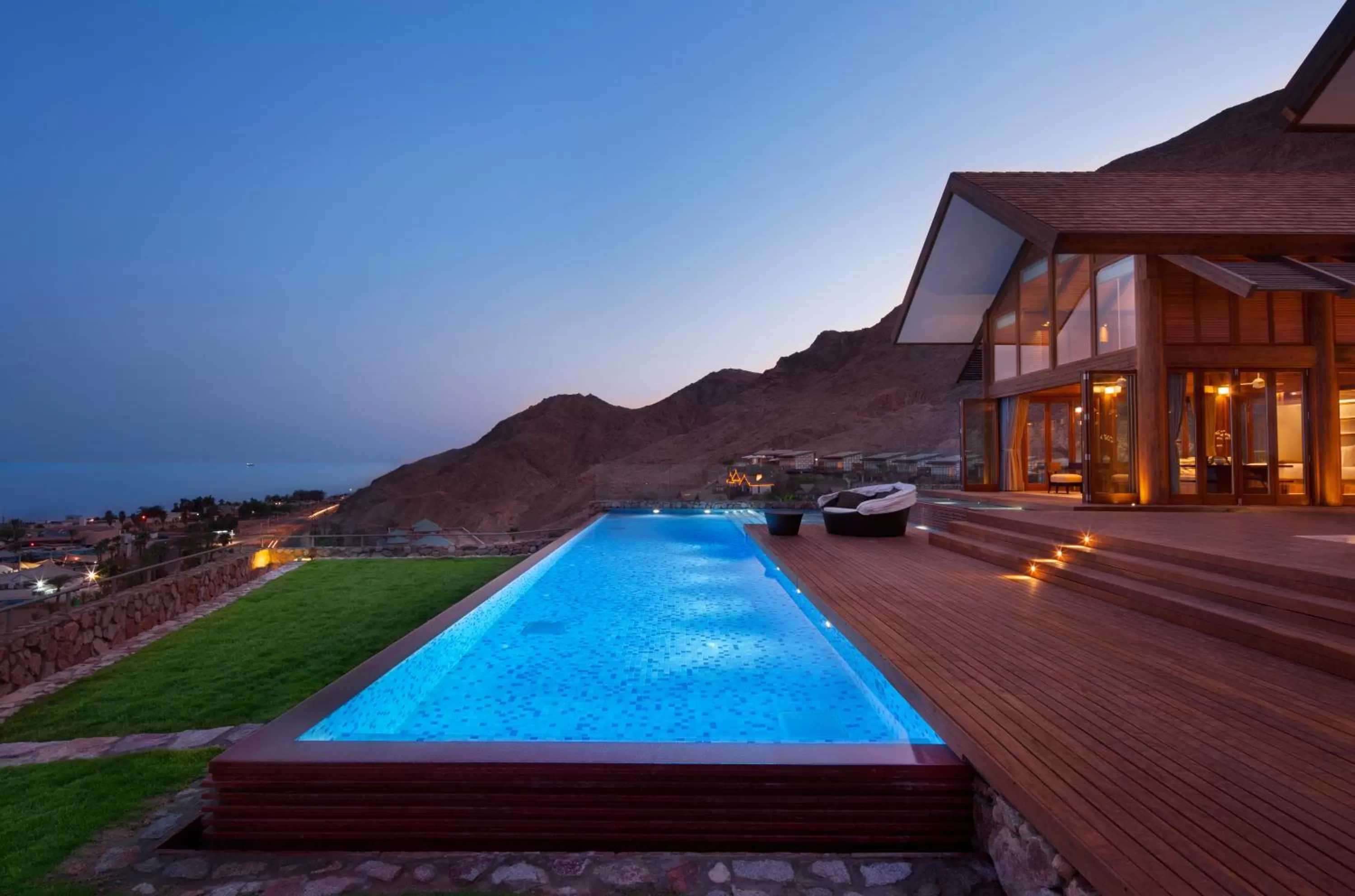 Night in Herbert Samuel Royal Shangri-La Eilat