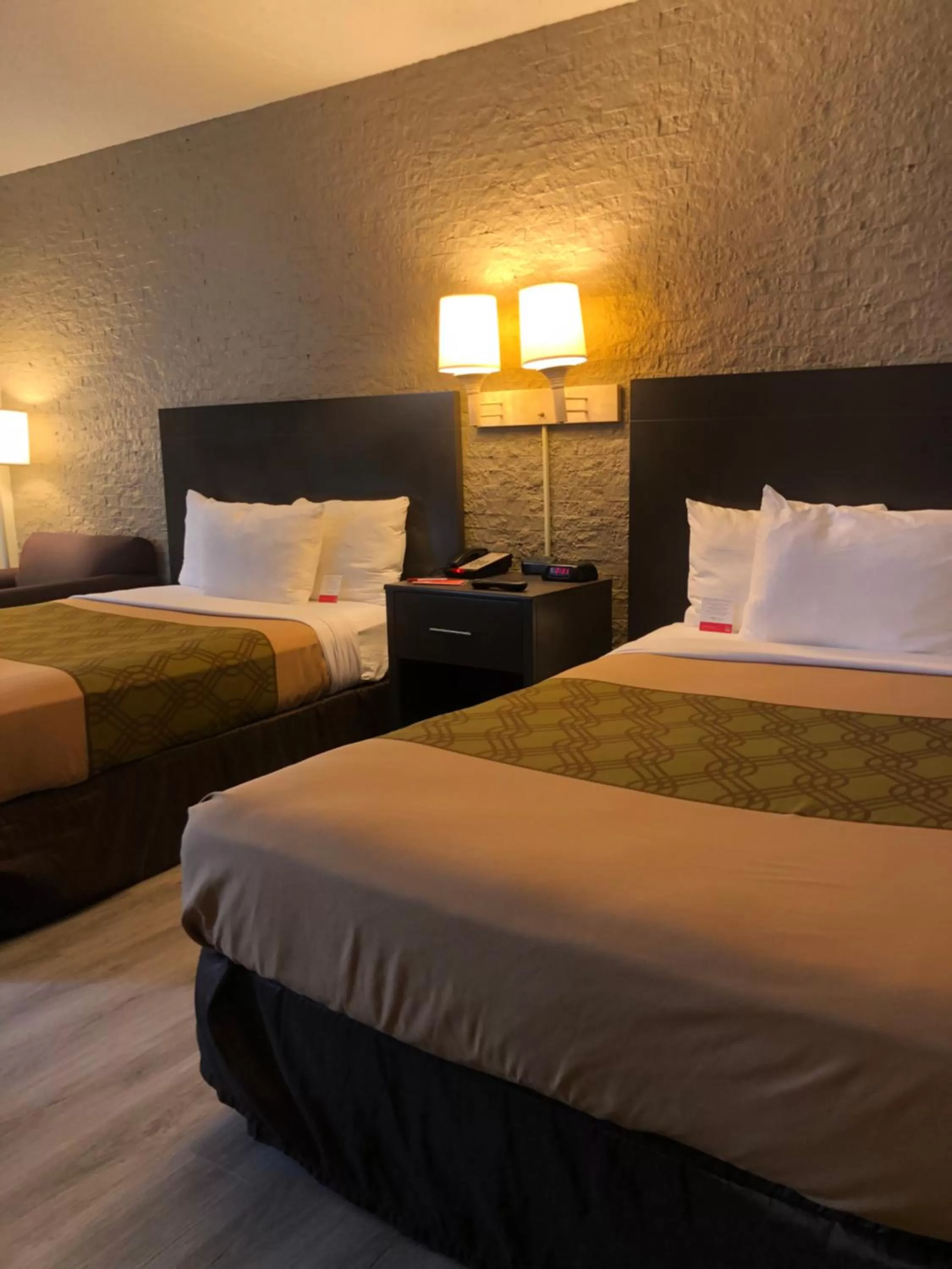 Bedroom, Bed in Econo Lodge Metro