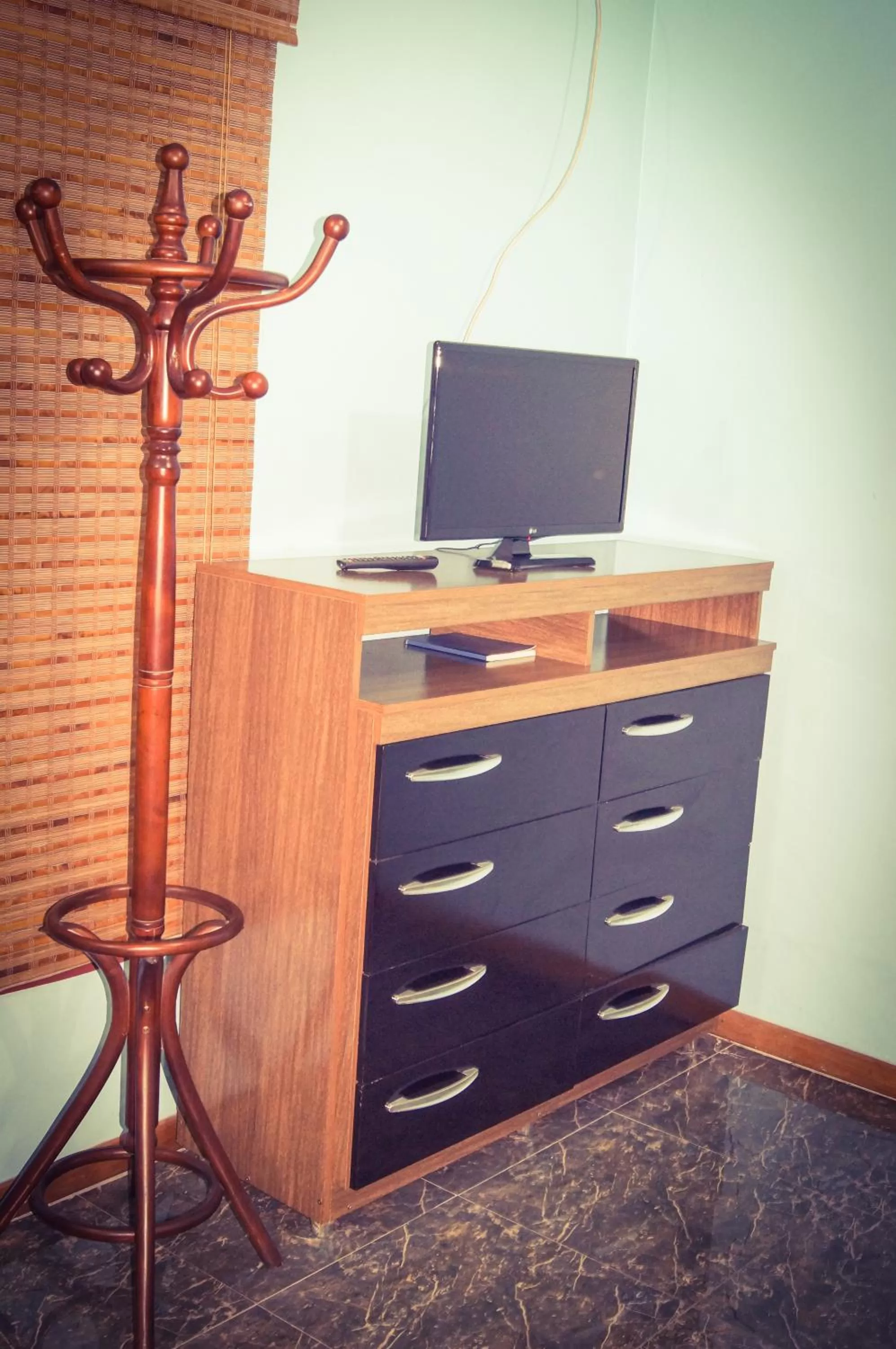 Bedroom, TV/Entertainment Center in Cumbipar King Hotel