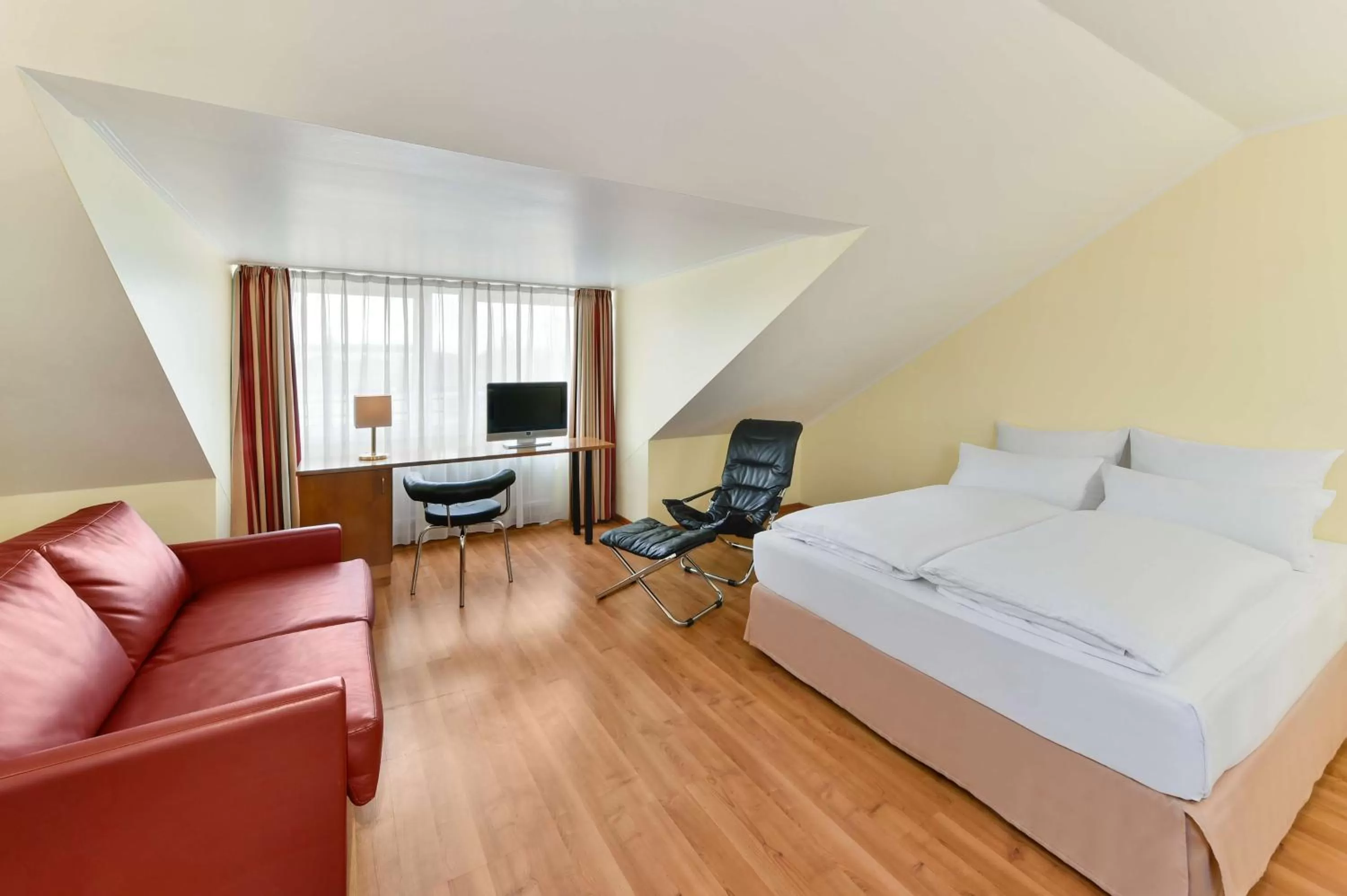 Photo of the whole room in NH München City Süd