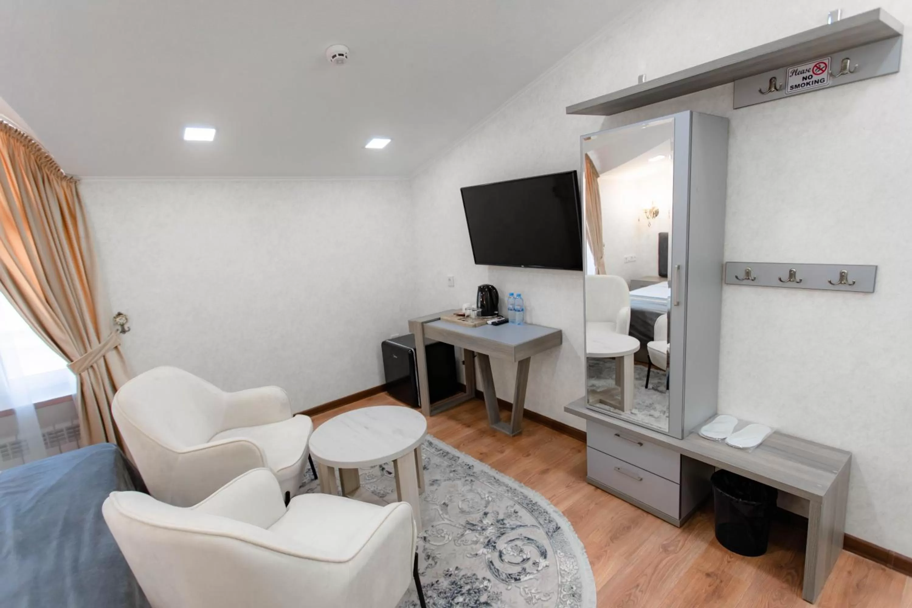 TV and multimedia, TV/Entertainment Center in Registon Saroy Hotel