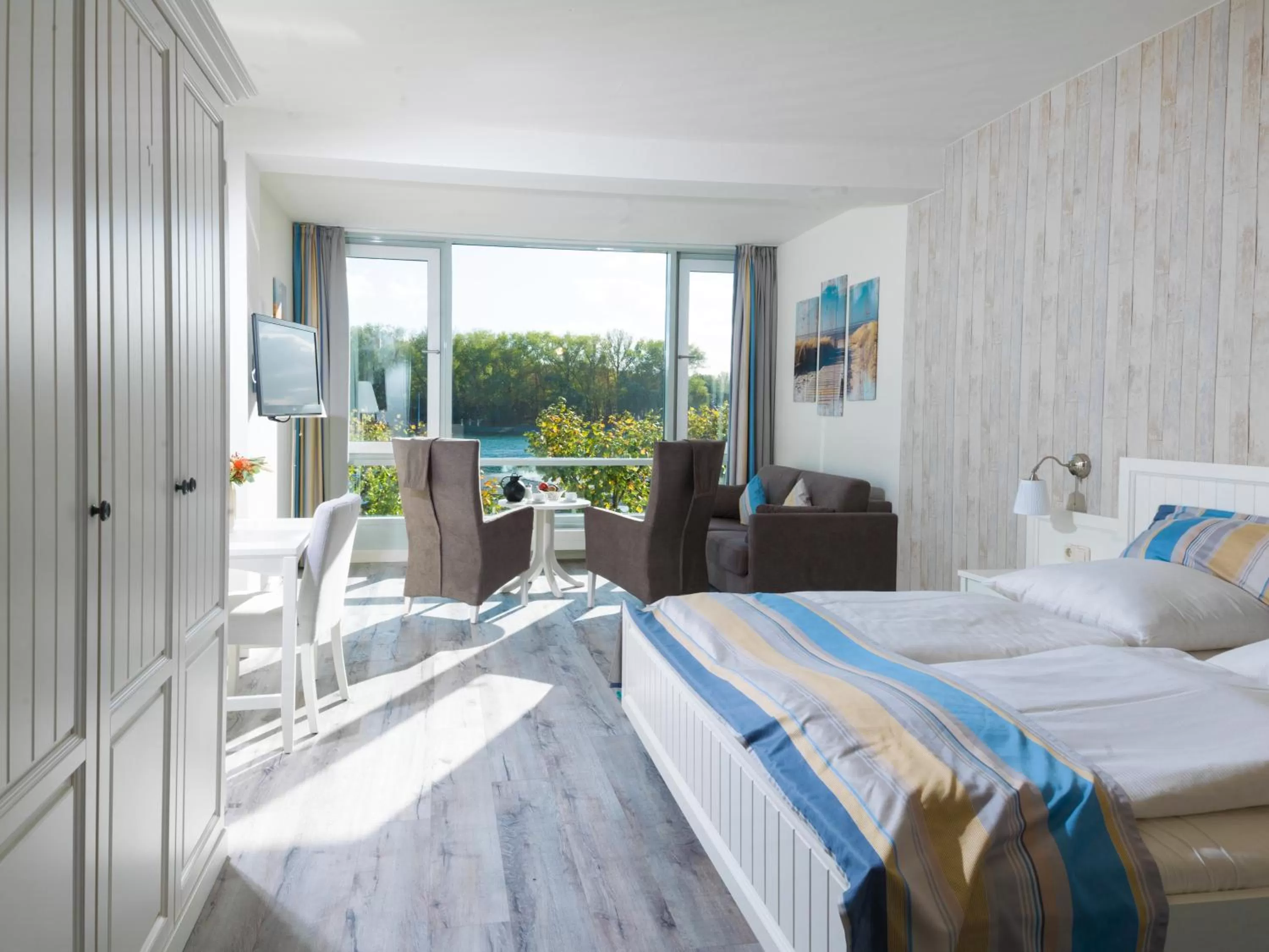 Photo of the whole room, Bed in Hotel Deutscher Kaiser